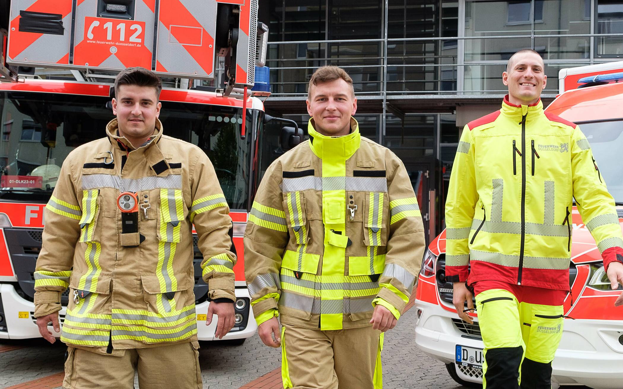 Es gibt eine schwere (l.) und eine leichte Überbekleidung (m.) für die Brandschützer. Auch der Rettungsdienst (r.) wurde neu eingekleidet.