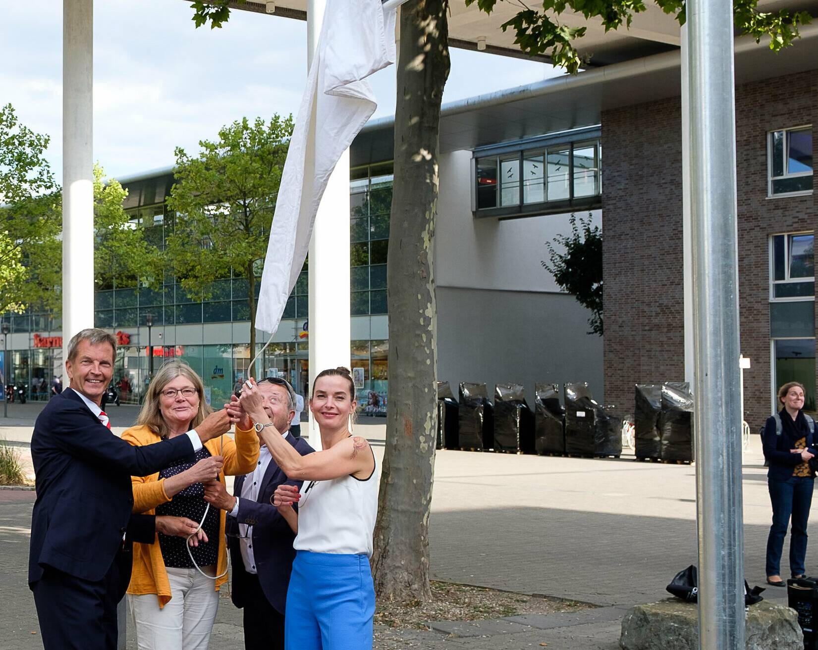 Josef Hinkel (l.), Britta Zur (r.), Annette Klinke und der Sohn von Hilde und Joseph Neyses, Peter Neyses, weihen den „Hilde-und-Joseph-Neyses-Platz“ ein.