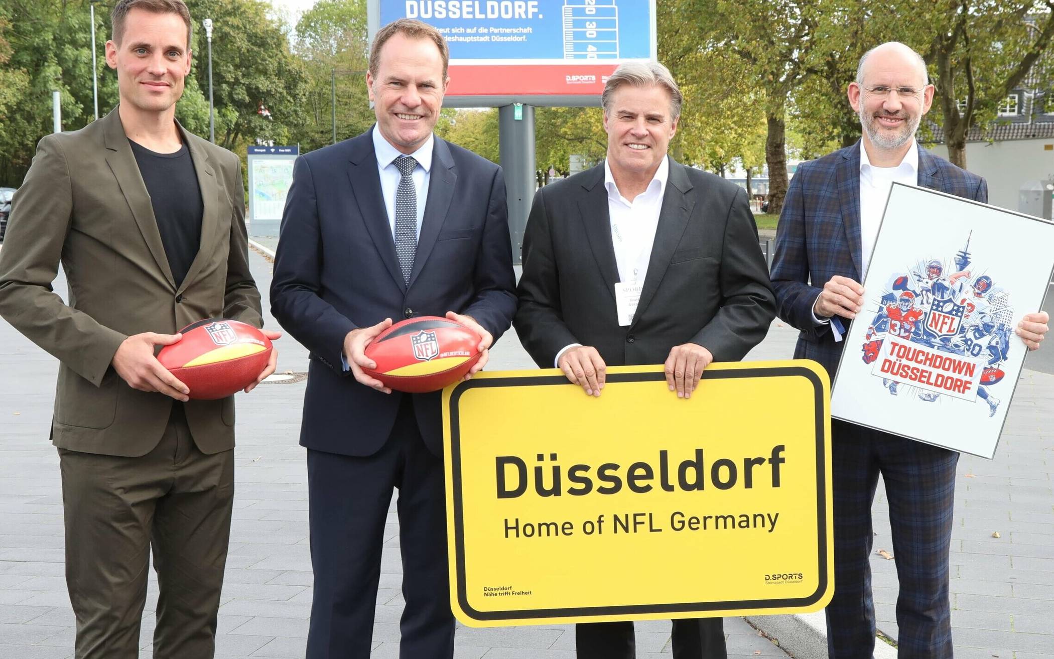  Rücken in Sachen American Football zusammen - Dr. Alexander Steinforth, Dr. Stephan Keller, Brett Gosper, NFL Head of Europe und Michael Brill, CEO D.Live (v. l.).  