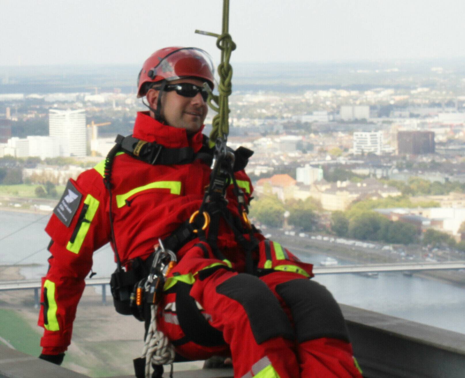 Höhenretter seilt sich am Rheinturm ab.