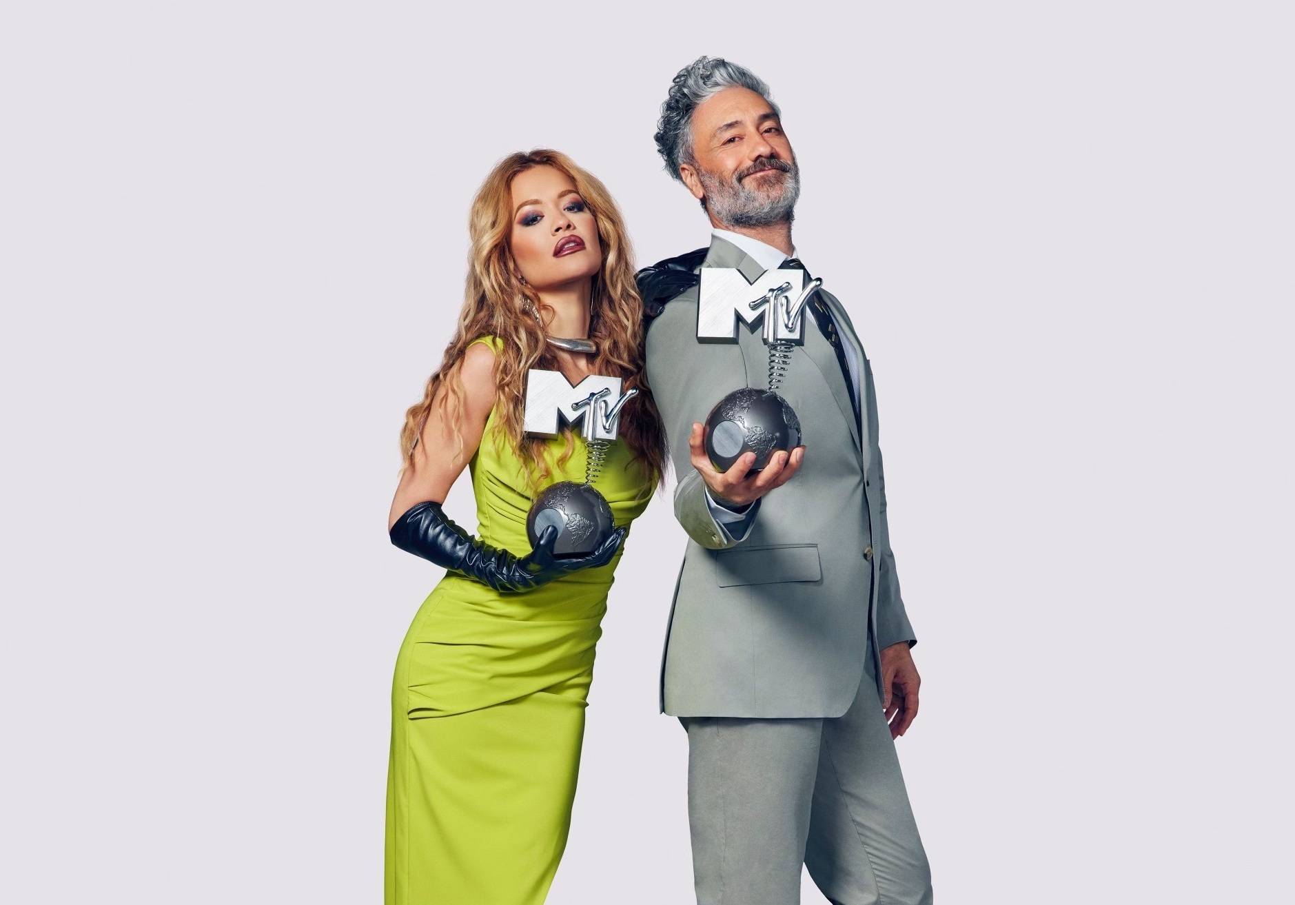 Sängerin Rita Ora und der neuseeländische SchauspielerTaika Waititi moderieren die Europäische Musik-Preisverleihung von MTV in Düsseldorf.