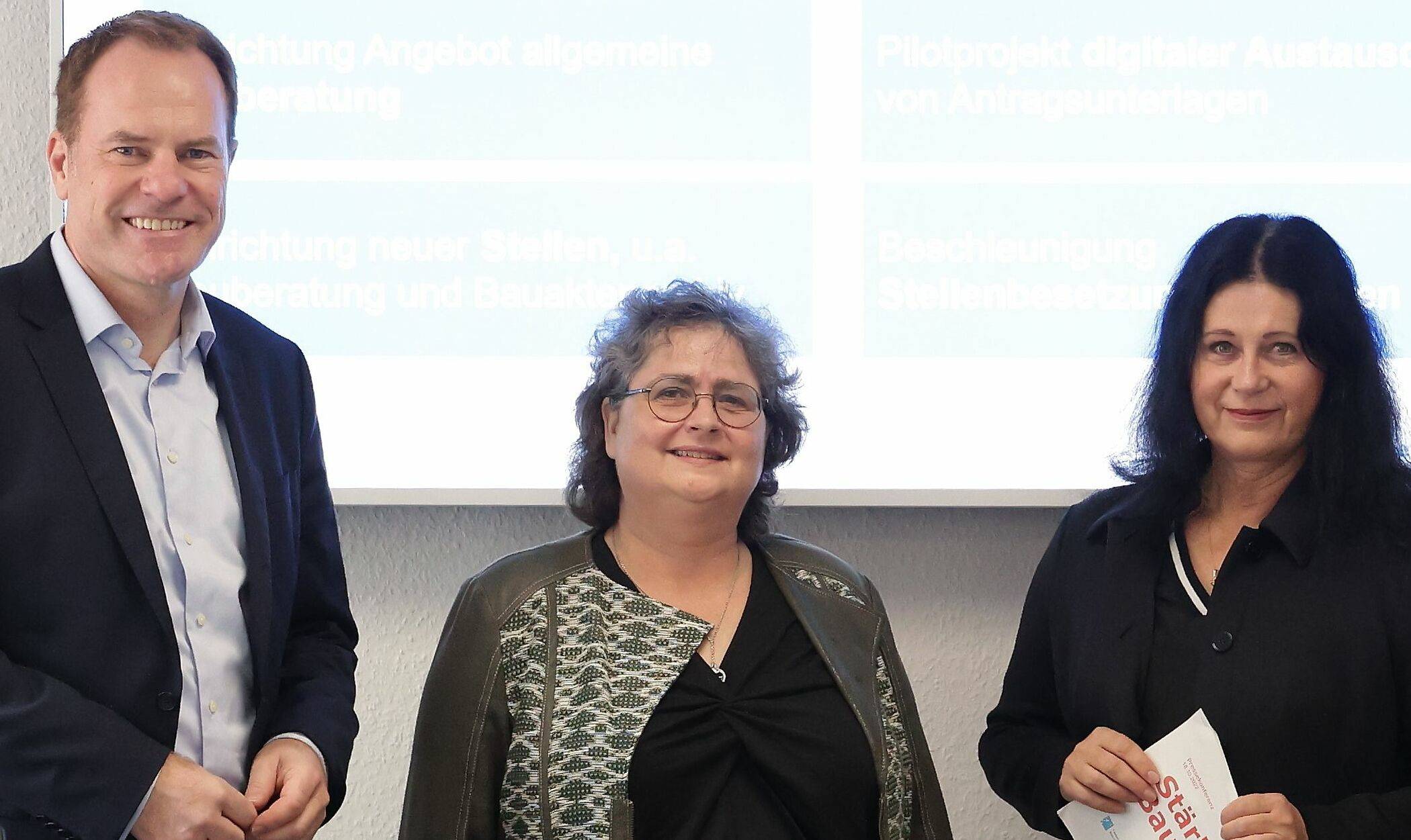 Oberbürgermeister Dr. Stephan Keller, Baudezernentin Cornelia Zuschke (r.), Amtsleiterin Ulrike Lappeßen und Projektleiter Thomas Eberhardt-Köster haben das Beratungsangebot der Bauaufsicht vorgestellt.