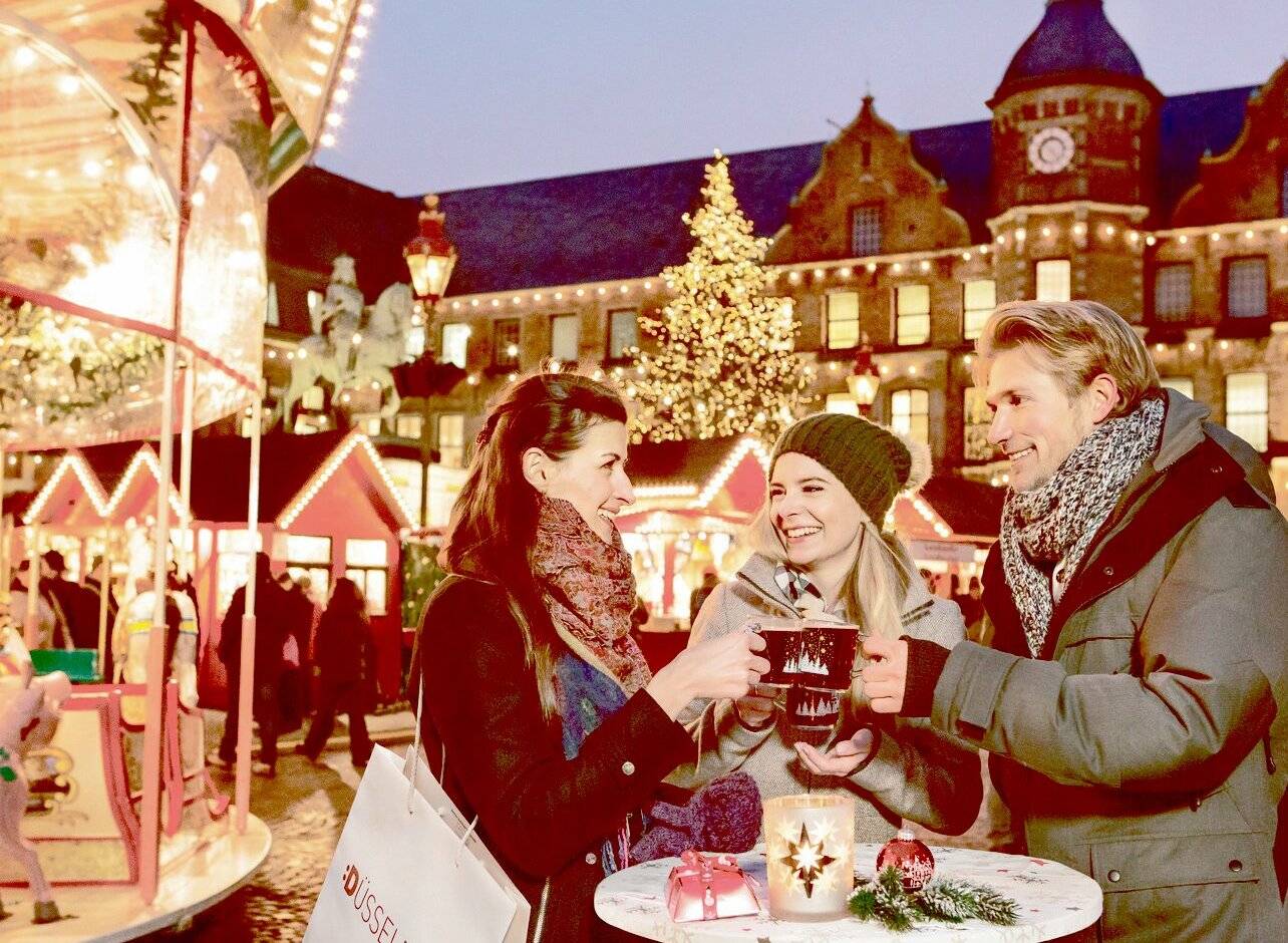 Düsseldorfs Innenstadt-Weihnachtsmärkte - hier am Rathaus