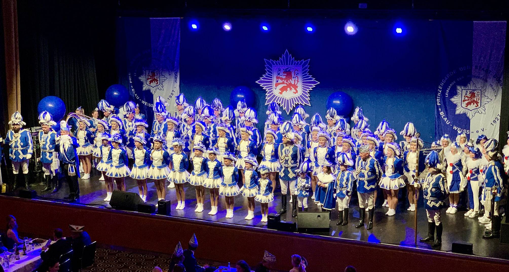  Einen erfolgreichen Start in die Session verbuchte die Prinzengarde BlauWeiss am Wochenende mit dem traditionellen General-Corps-Appell im Maritim Hotel. 