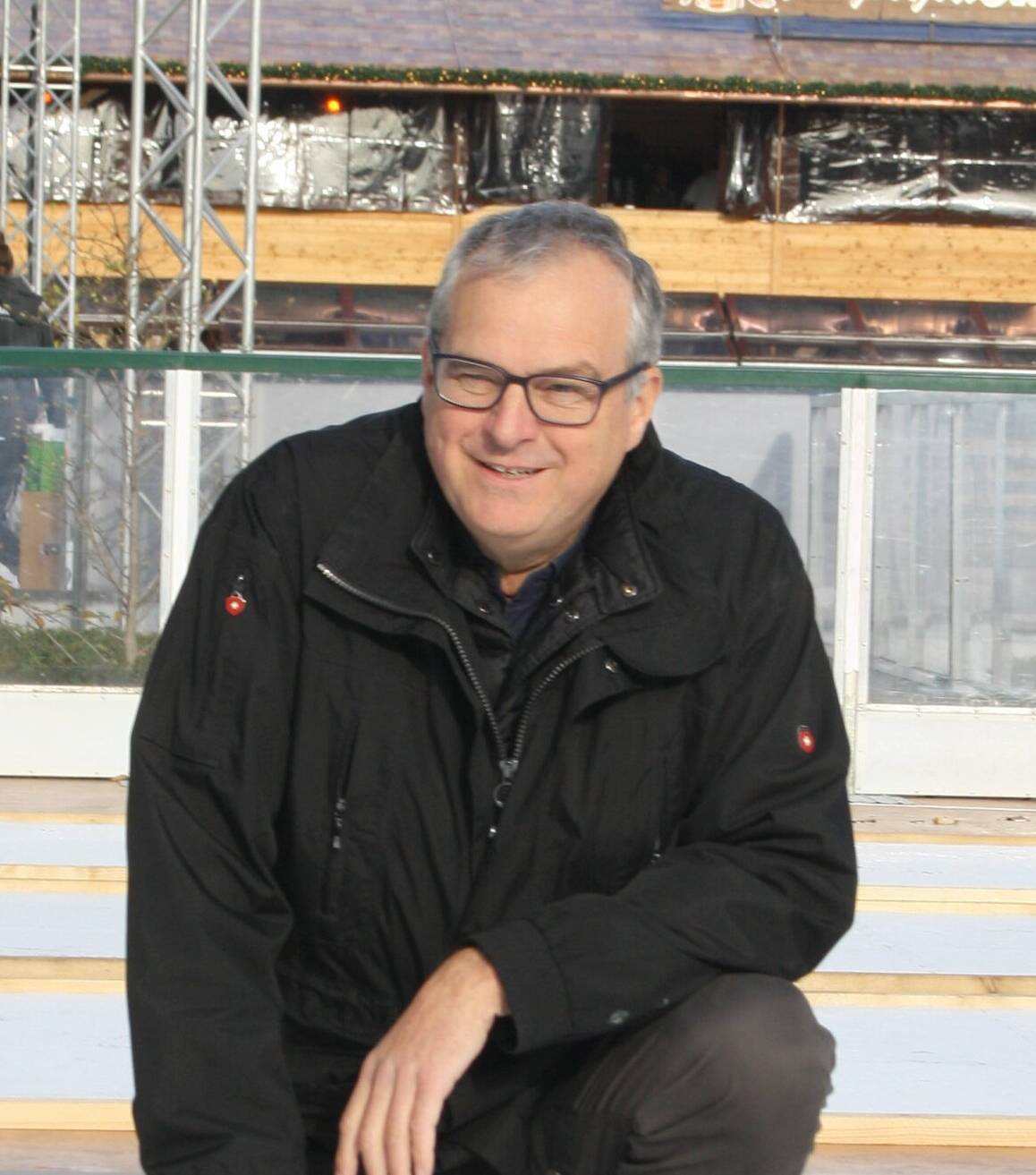 Oscar Bruch jr. auf einer der neuen Kunsteisbahnen fürs Eisstockschießen.