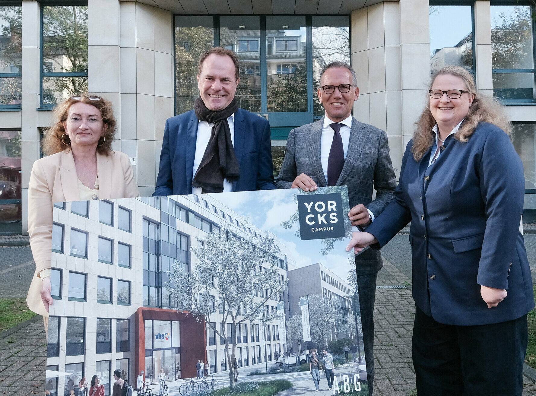  OB Dr. Stephan Keller (2. v. l.), Kultur-Dezernentin Miriam Koch (l.), Ulrich Höller vom Standortentwickler ABG Real Estate Group und VHS-Direktorin Simone Bruns. 