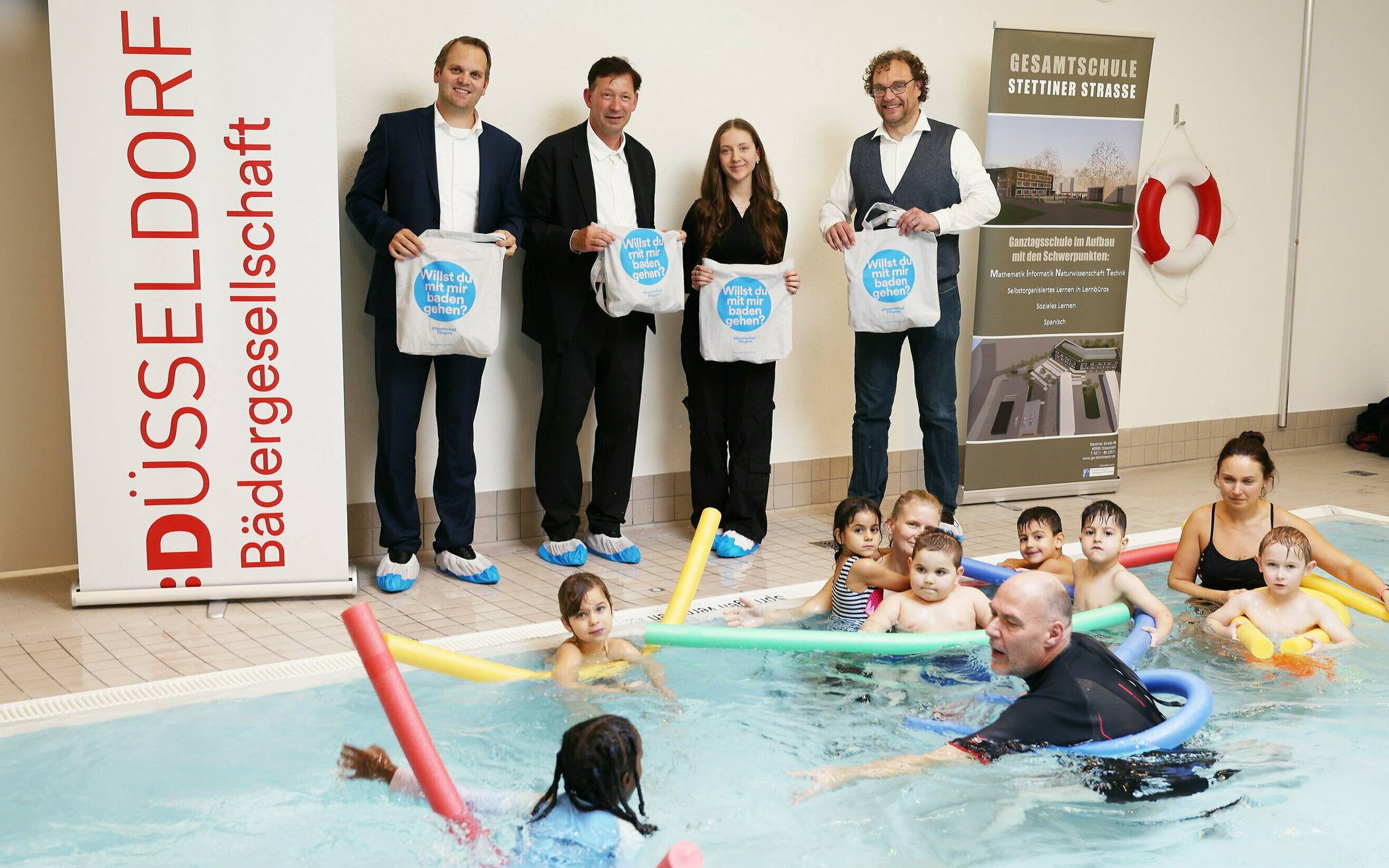  Bei der Eröffnung des Lehrschwimmbads an der GS Stettiner Straße (v.l.n.r.): Christoph Schlupkothen, Geschäftsführer der Bädergesellschaft, Stadtdirektor Burkhard Hintzsche, Schülerin Alma Memeti und Schulleiter Stephan Proksch.   