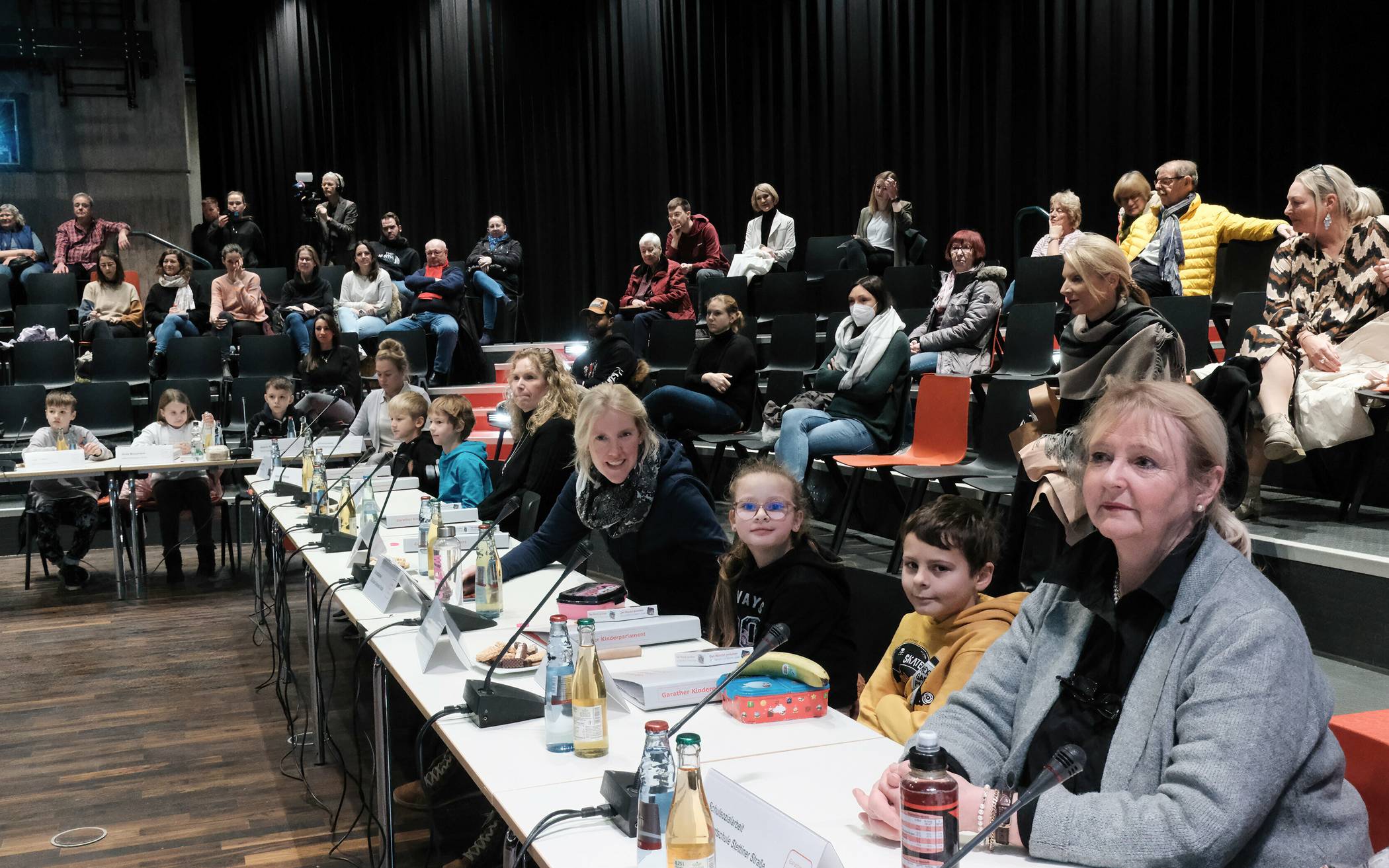 Die Parlamentarierinnen und Parlamentarier aus allen Schulen im Stadtbezirk 10 kamen jetzt zu ihrer konstituierenden Sitzung zusammen.