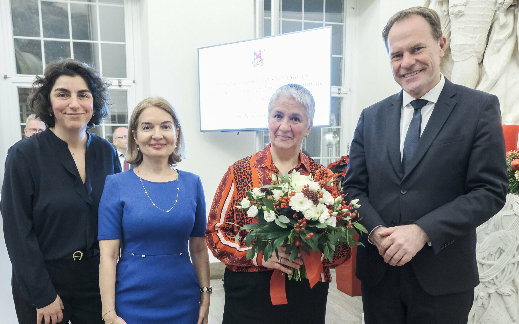  Oberbürgermeister Dr. Stephan Keller mir der türkischen Generalkonsulin Ayşegül Gökçe (2.v.l.) sowie Zeynep Gürsoy (2.v.r.) und Dr. Dilek Gürsoy. Zeynep Gürsoy war eine der Gastarbeiterinnen der ersten Stunde. 