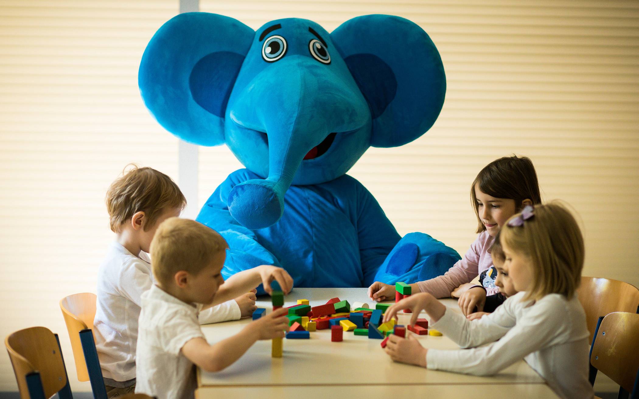   Basierend auf der gleichnamigen Qualitäts-Auszeichnung ist der Blaue Elefant bei Veranstaltungen des Kinderschutzbundes in Düsseldorf auch als Maskottchen aktiv.  