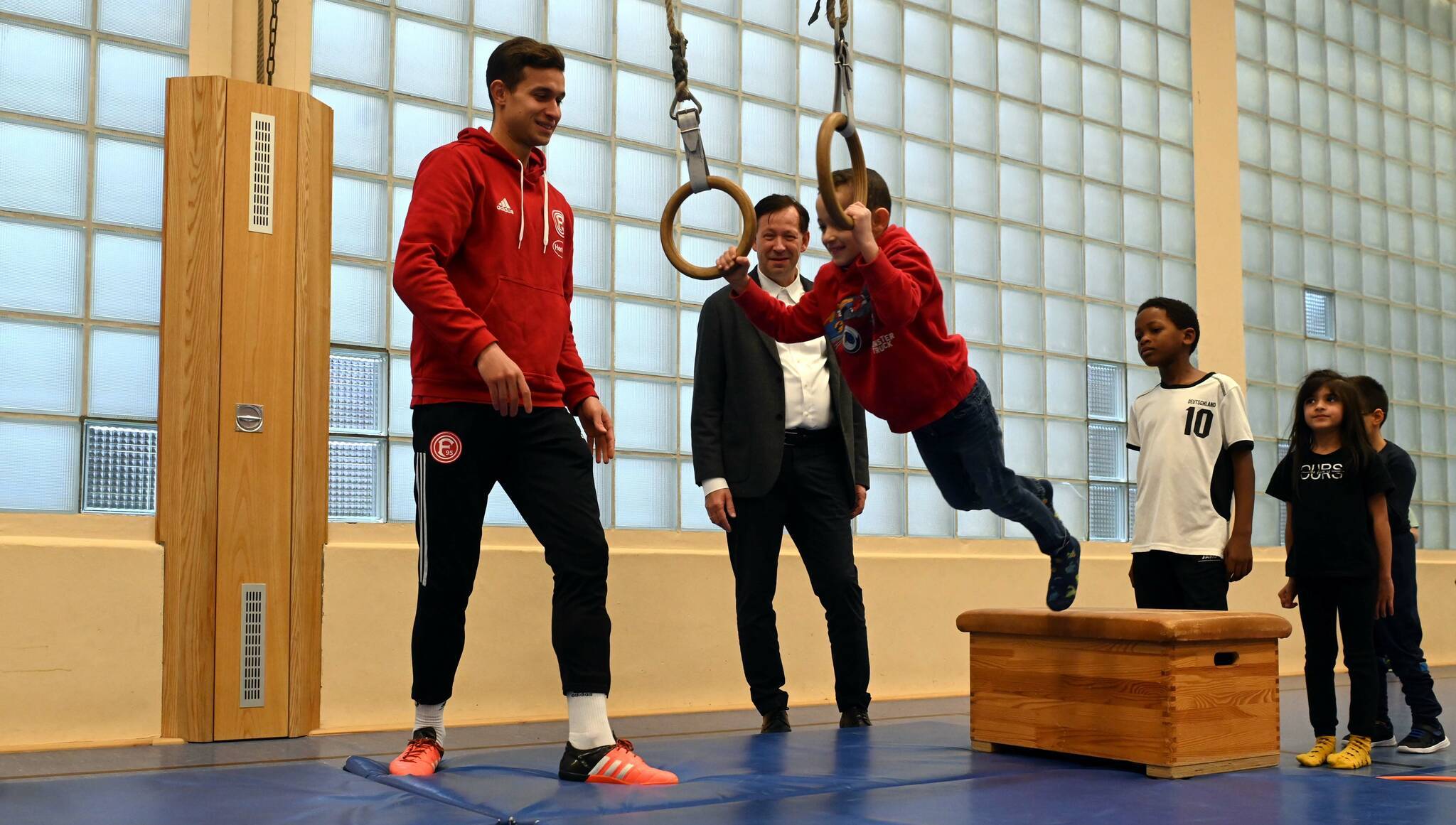  Fortuna-Profi Tim Oberdorf (l.), Schirmherr der Aktion, und Stadtdirektor Burkhard Hintzsche (2.v.l.) beim Sportunterricht an der KGS Mettmanner Straße in Flingern-Süd. 