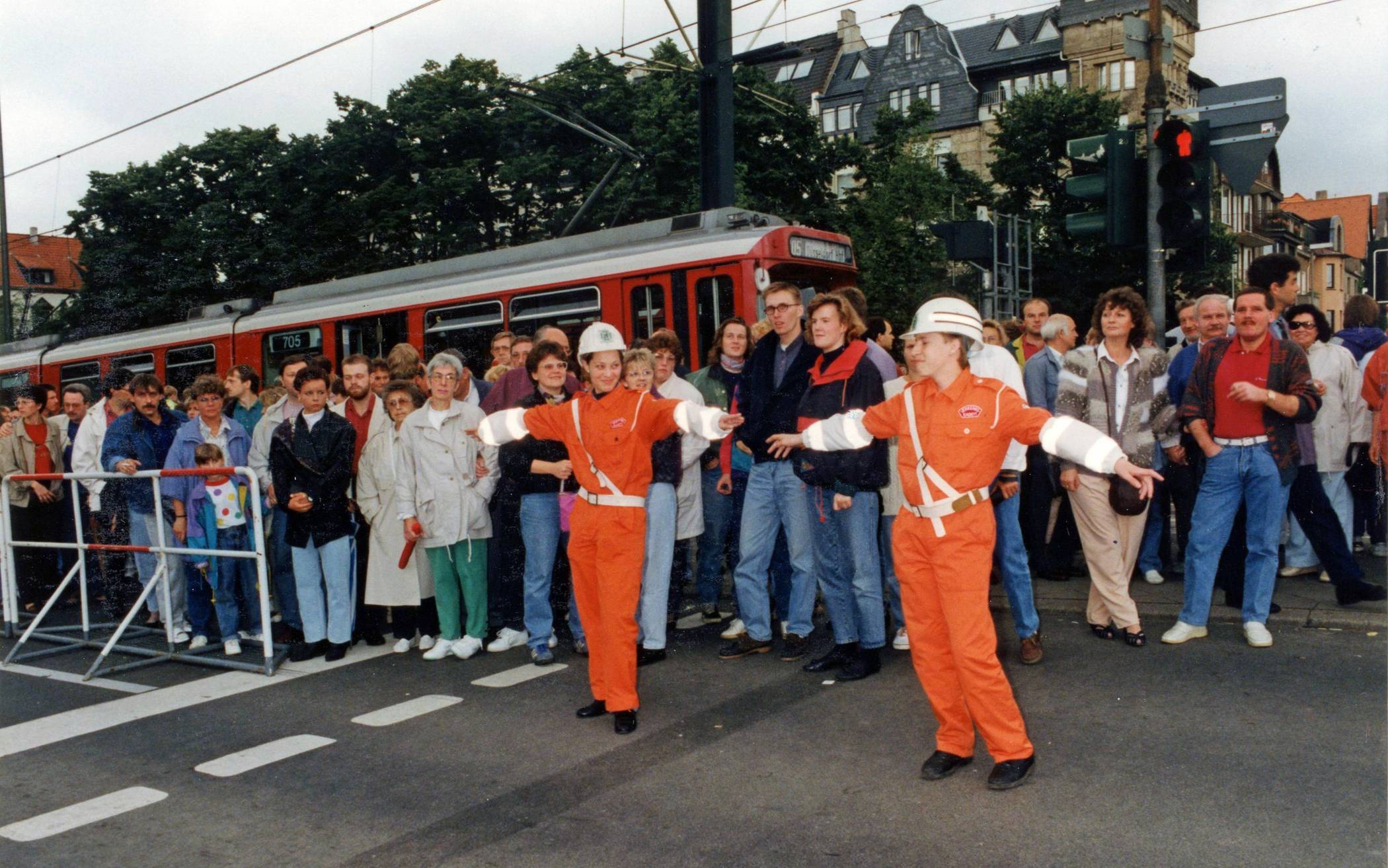 Das Archivfoto von Juli 1991 zeigt, wie die Verkehrskadetten bei der Rheinkirmes am Luegplatz die Besucherströme lenken.
