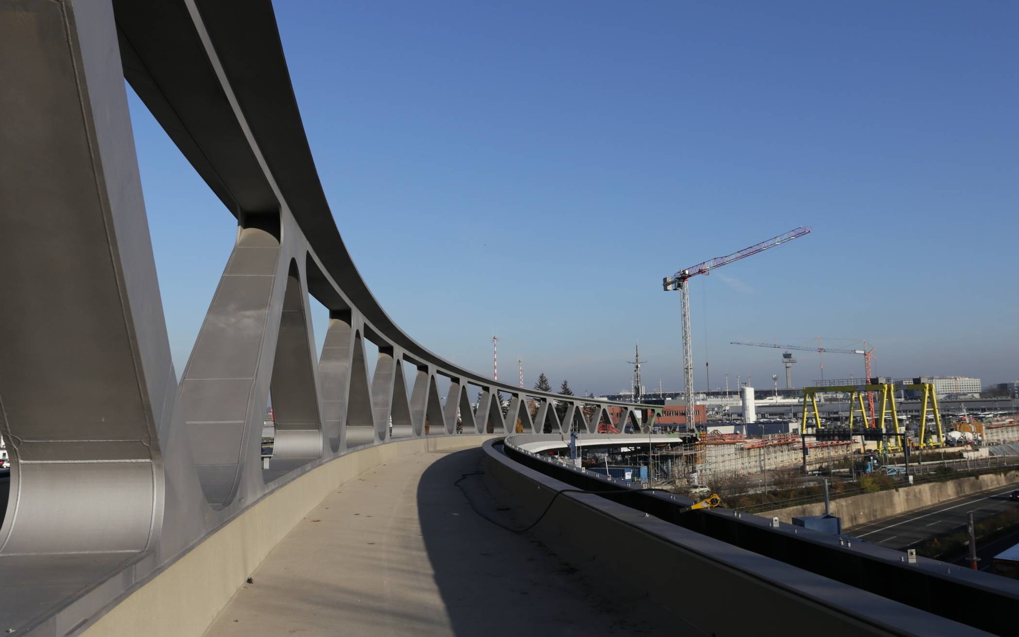 An der Nordsternbrücke konnte nun die Hochzeit der beiden Brückenteile wie geplant stattfinden. Begonnen hatte der Vorschub im Sommer 2021.