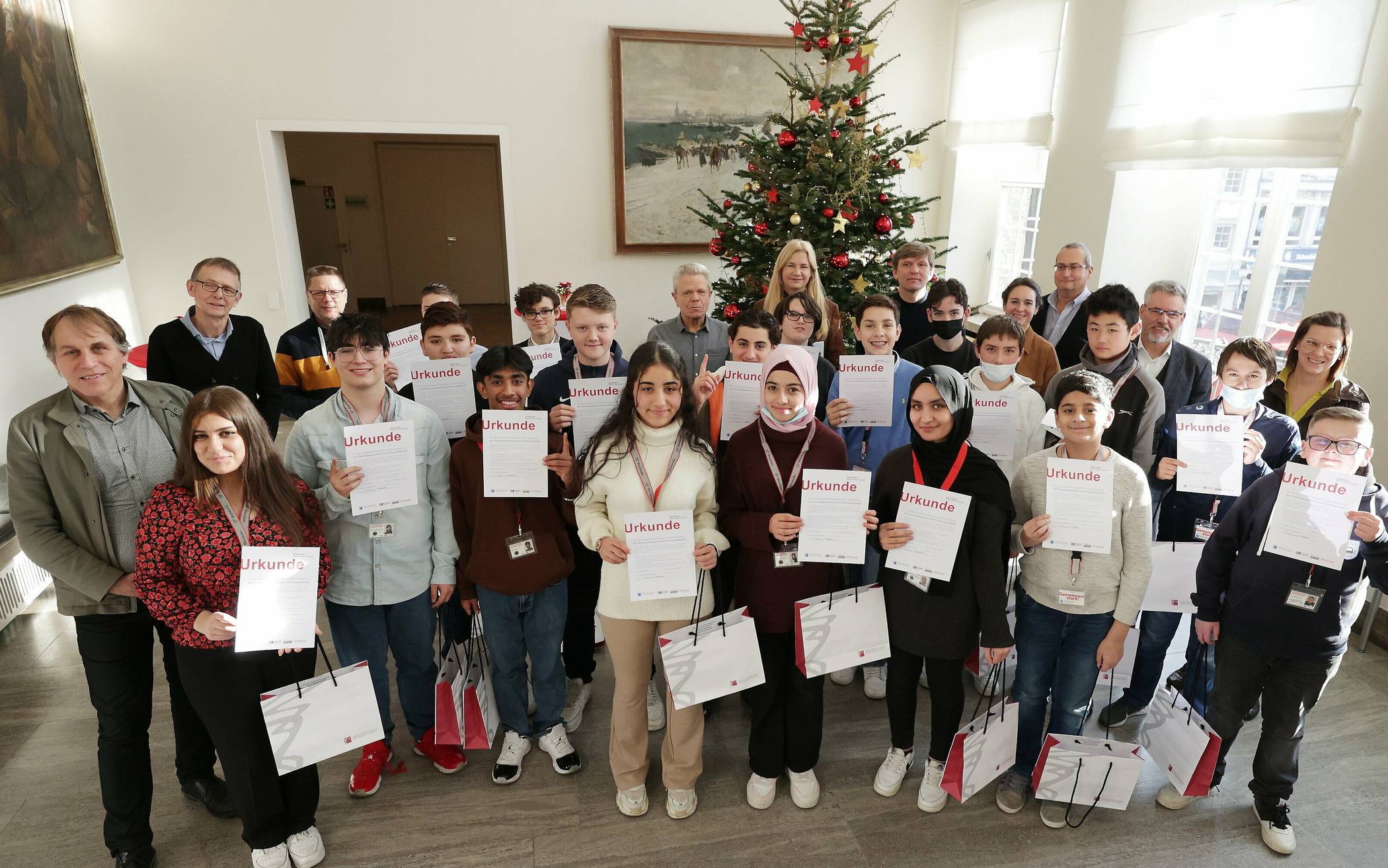 Die diesjährigen Fahrzeugbegleiter bekamen ihre Urkunden  im Rathaus durch Mobilitätsdezernent Jochen Kral (l.), Kriminaloberrätin Beate Selinger (r.) und Ralf Lüdeking (2.v.r.), Bereichsleiter Betrieb der Rheinbahn, verliehen.