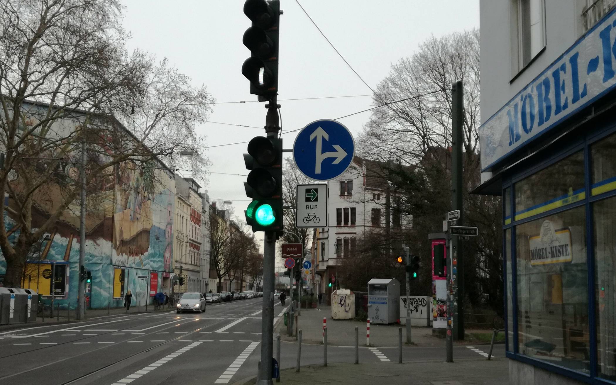  In Pempelfort und Bilk hat die Stadt für einen Verkehrsversuch Grüne Pfeile installiert, die nur für Radfahrer gelten.  