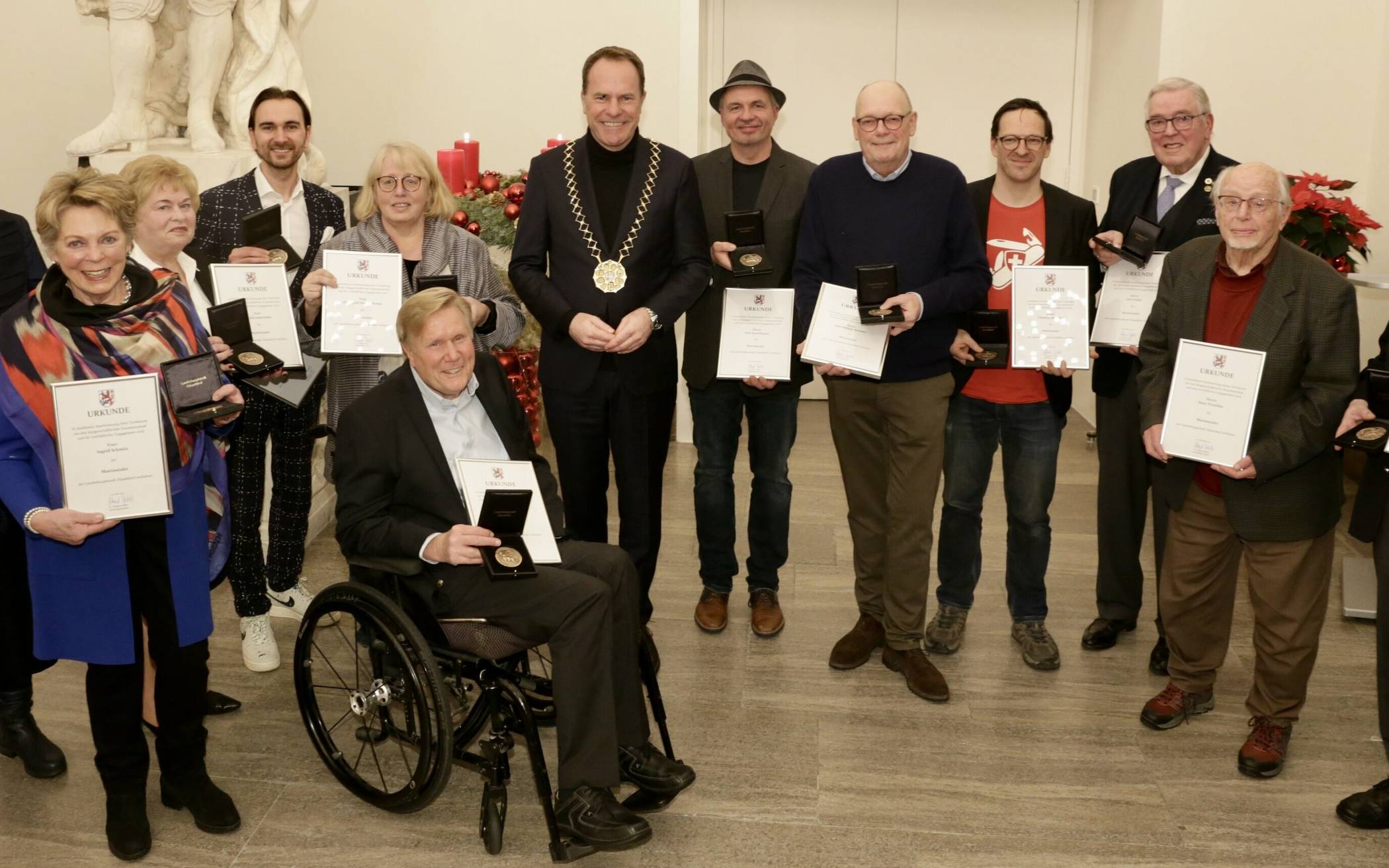 Oberbürgermeister Dr. Stephan Keller (M. mit Amtskette) mit den Preisträgerinnen und Preisträgern des Martinstalers.