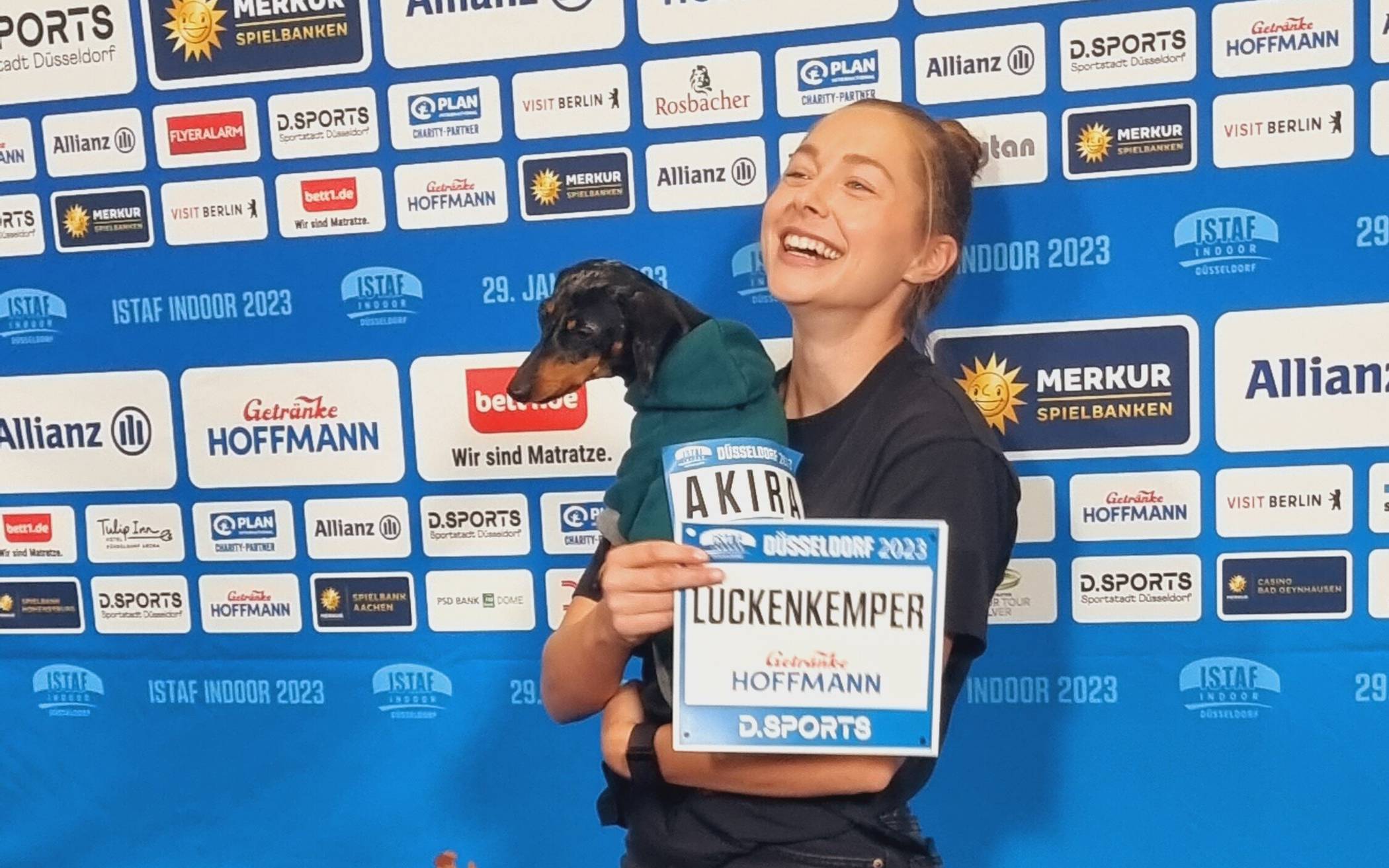 Tierische Vorfreude aufs Istaf Indoor in Düsseldorf - Gina Lückenkemper mit Hund Akira.