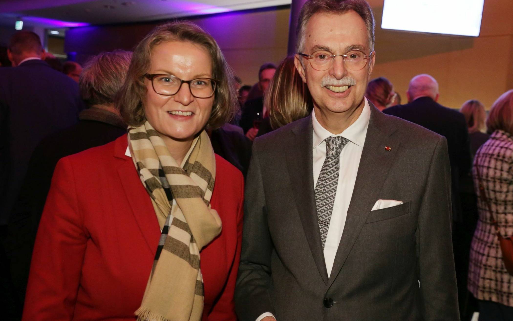 NRW-Bauministerin Ina Scharrenbach mit Kammer-Präsident Ernst Uhing - „25.000 Wohnungen im Jahr“.