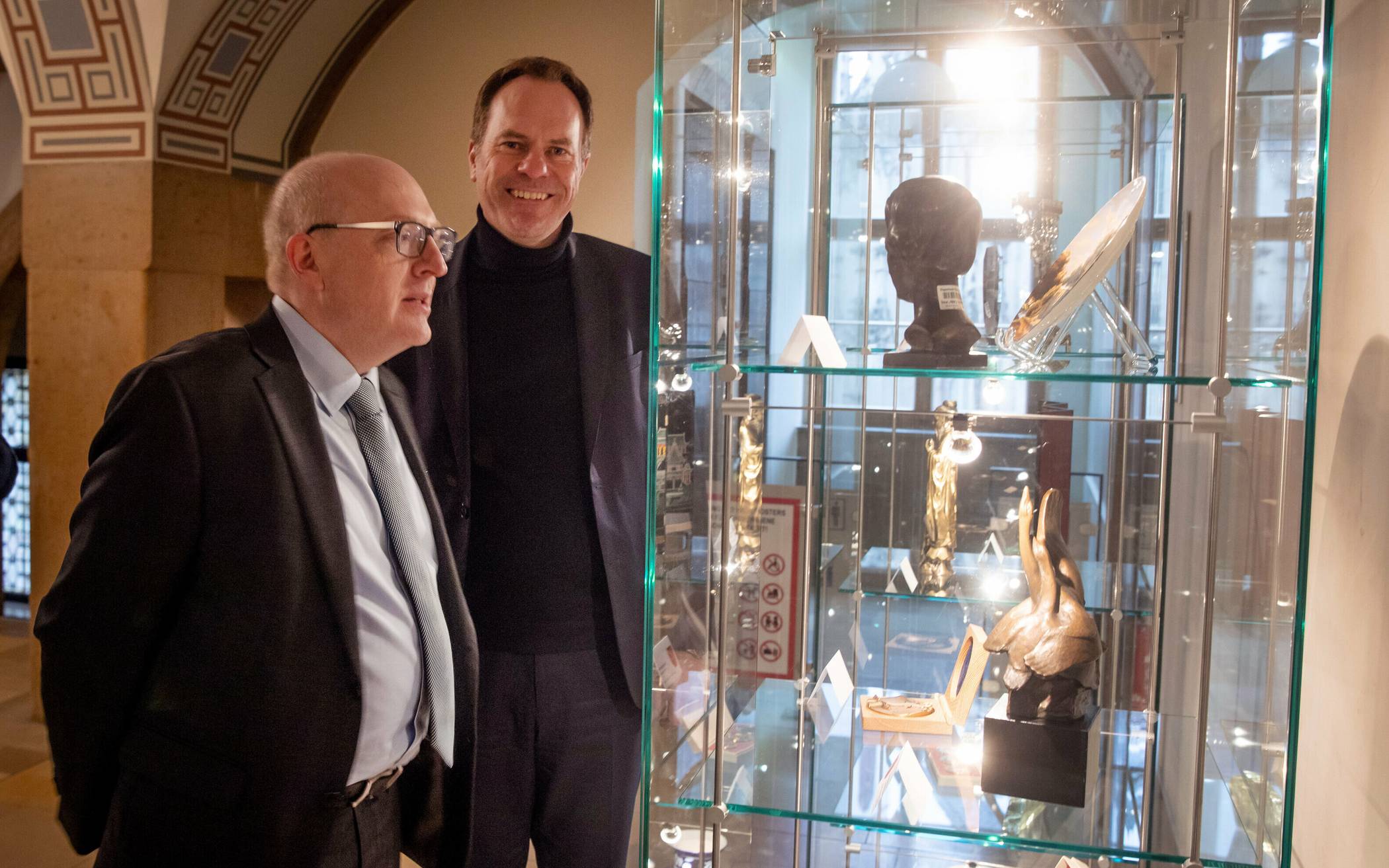  Ein Zeichen der Städtepartnerschaft: In seinem Rathaus zeigt der Chemnitzer Oberbürgermeister Sven Schulze (l.) Oberbürgermeister Dr. Stephan Keller die Büste von Heinrich Heine, die dort bereits eine Vitrine ziert. 