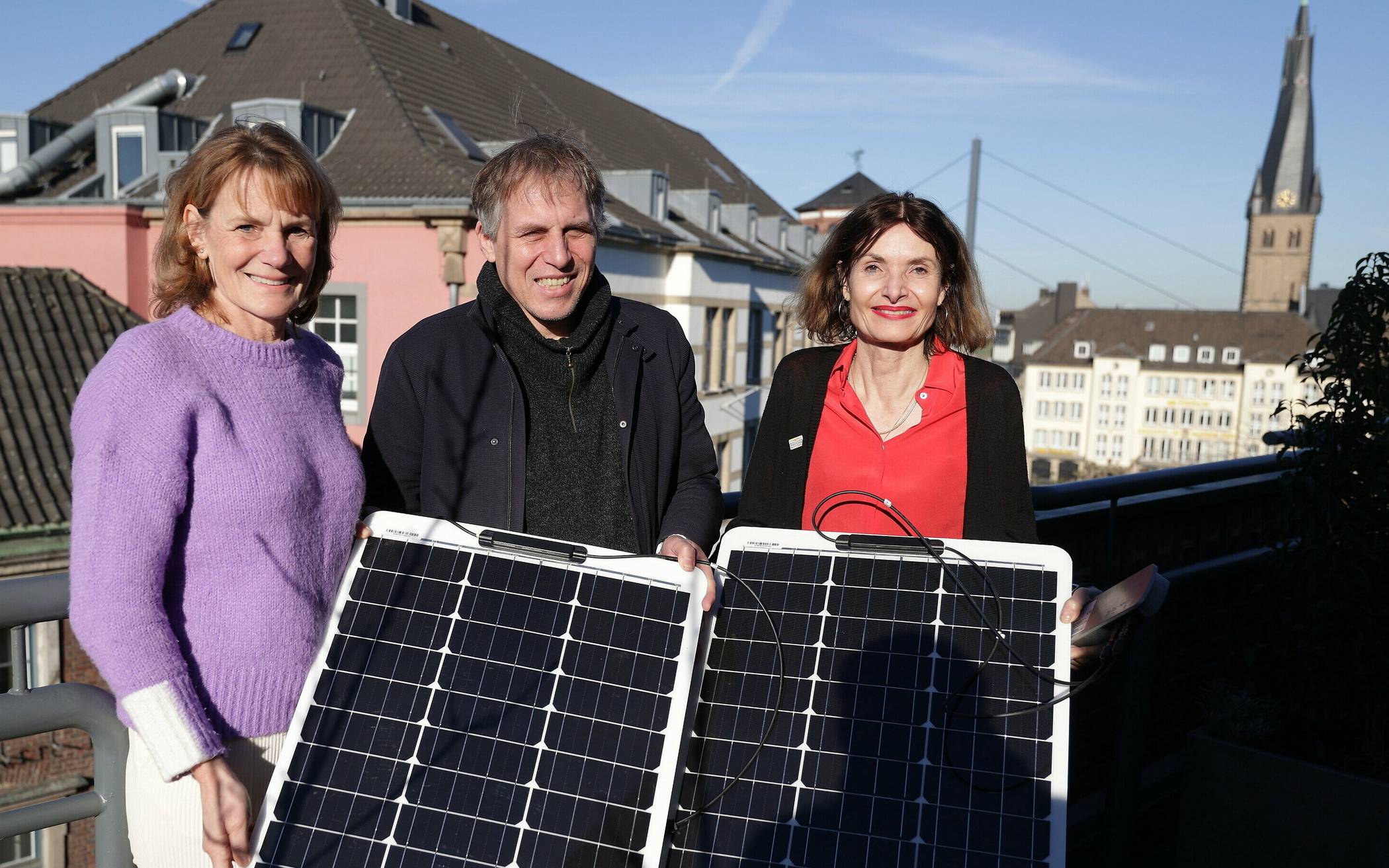 Stellten Einzelheiten zur Förderung von Balkonsolaranlagen für einkommensschwache Haushalte vor: Sabine Tüllmann, Bürgerstiftung (l.), Umweltdezernent Jochen Kral und Postcode-Geschäftsführerin Friederike Behrends.