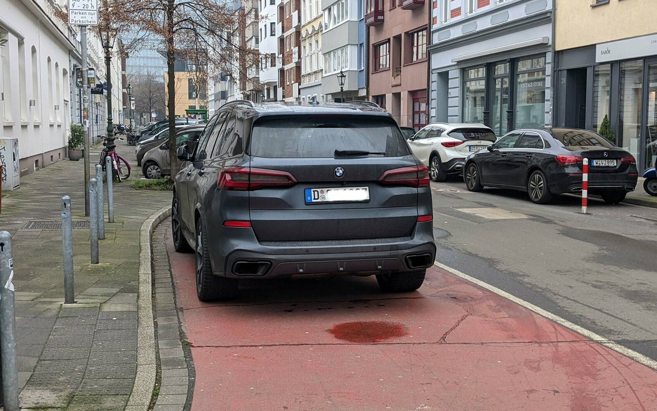 Falschparker auf dem Radweg.