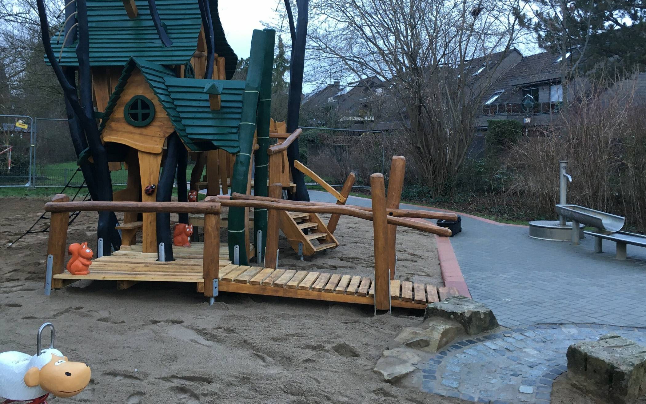  Der Kinderspielplatz an der Elsa-Brändström-Straße in Hellerhof ist fertig saniert.  