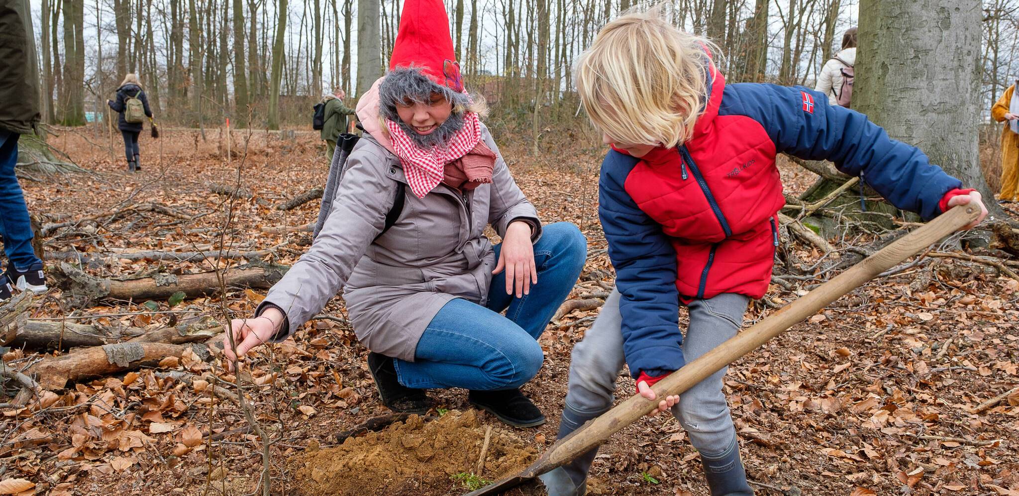  Düsseldorfer Familien haben das Niederheider Wäldchen aufgeforstet.  