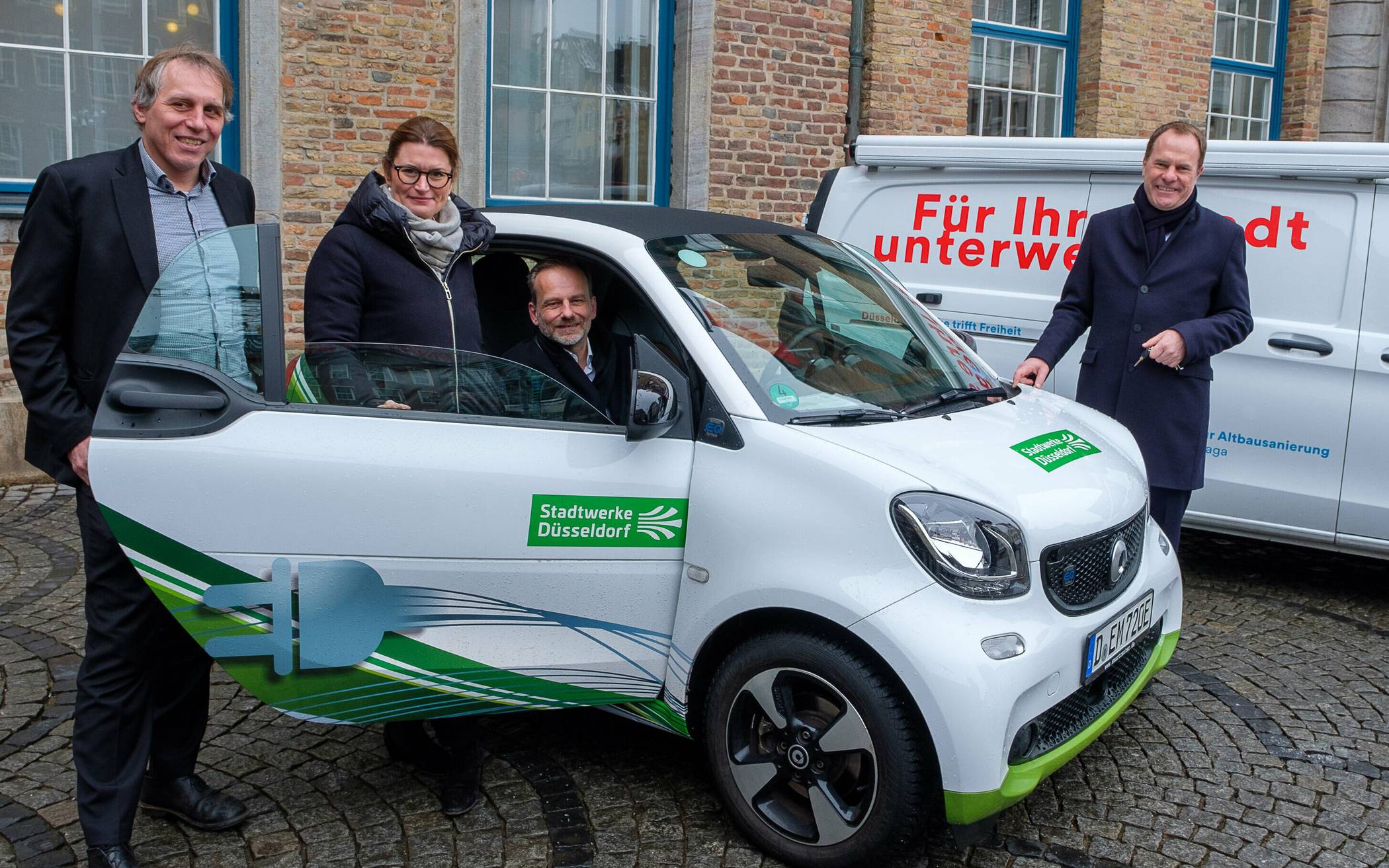   Stellten aktuelle Entwicklungen zur E-Mobilität in Düsseldorf vor: OB Dr. Stephan Keller, Klaus Schüßler, Stadtwerke,  Stadtwerke-Chefin Dr. Charlotte Beissel und Mobilitätsdezernent Jochen Kral (v. r.).    