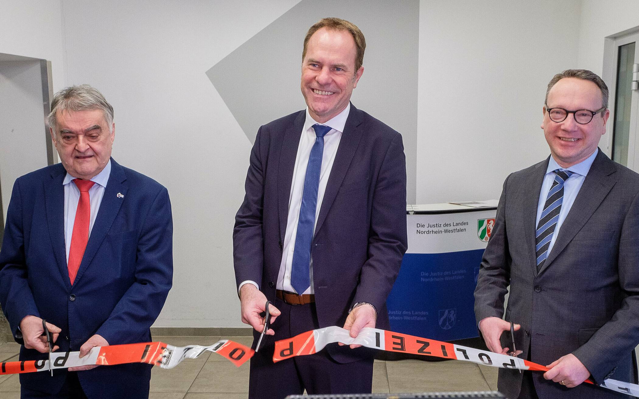 Oberbürgermeister Dr. Stephan Keller (m.) und die Landesminister  Dr. Benjamin Limbach (r.)  und Herbert Reul eröffnen das neue Düsseldorfer „Haus des Jugendrechts“.  Foto: Stadt/ Uwe Schaffmeister
