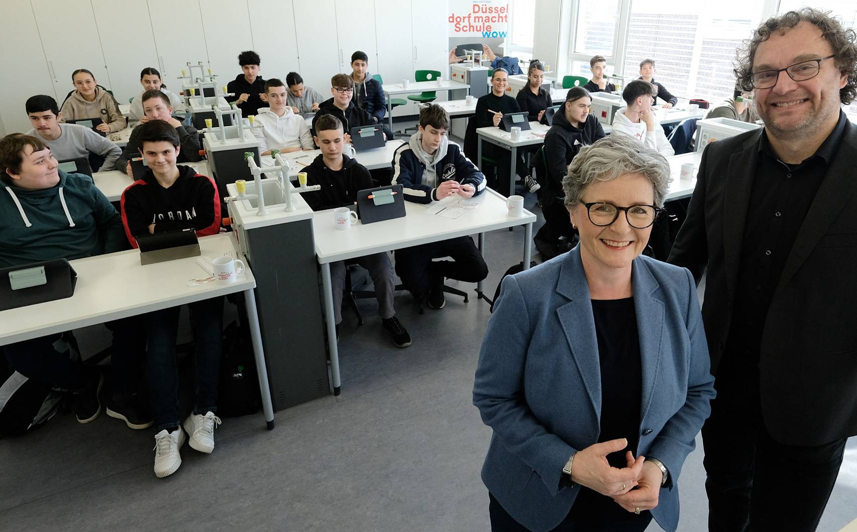 Amtsleiterin Dagmar Wandt und Schulleiter Stephan Proksch stellten die Hintergründe der Ausstattungsoffensive und deren pädagogischen Mehrwert an der Gesamtschule Stettiner Straße vor.
