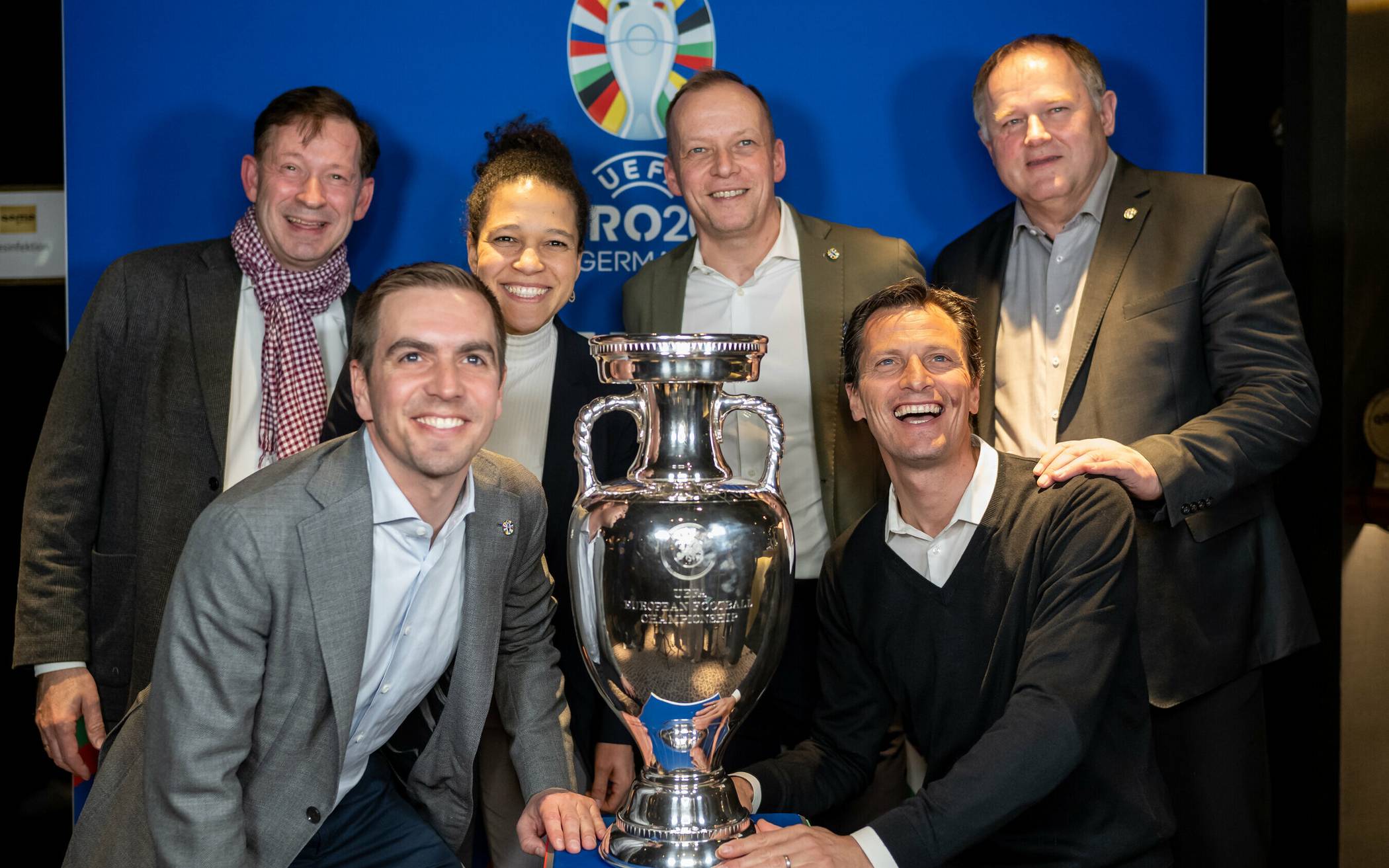 Stadtdirektor Burkhard Hintzsche (l.) mit (v.l.) Turnierdirektor Philipp Lahm, Botschafterin Célia Šašić, Markus Stenger (EURO 2024 GmbH), Guillaume Sabran (UEFA) und Mex Schär (EURO 2024 GmbH).