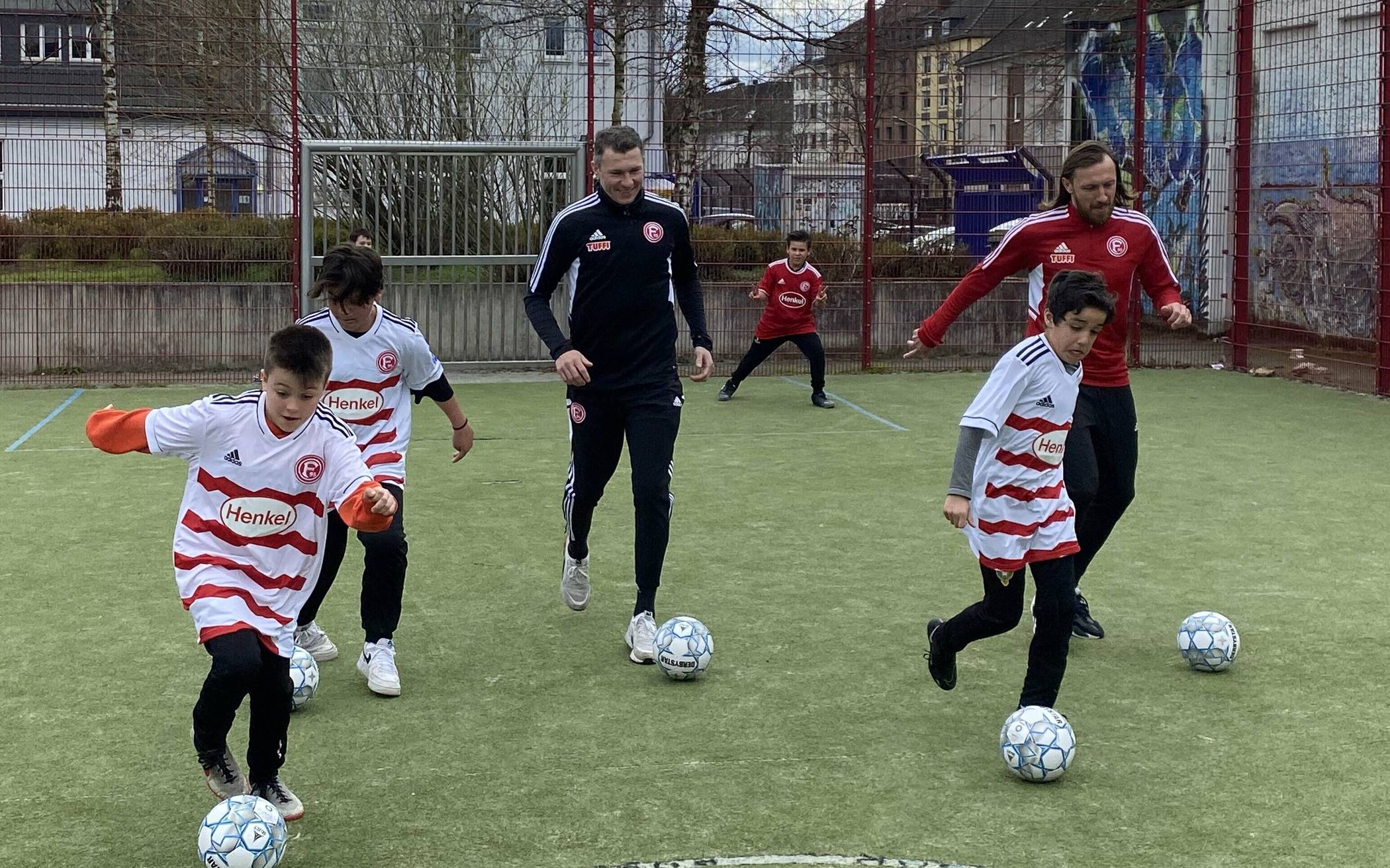  Die Ex-Fortuna-Profis Oliver Fink (l.) und Adam Bodzek beim Training mit den jungen Blozplatzhelden. 