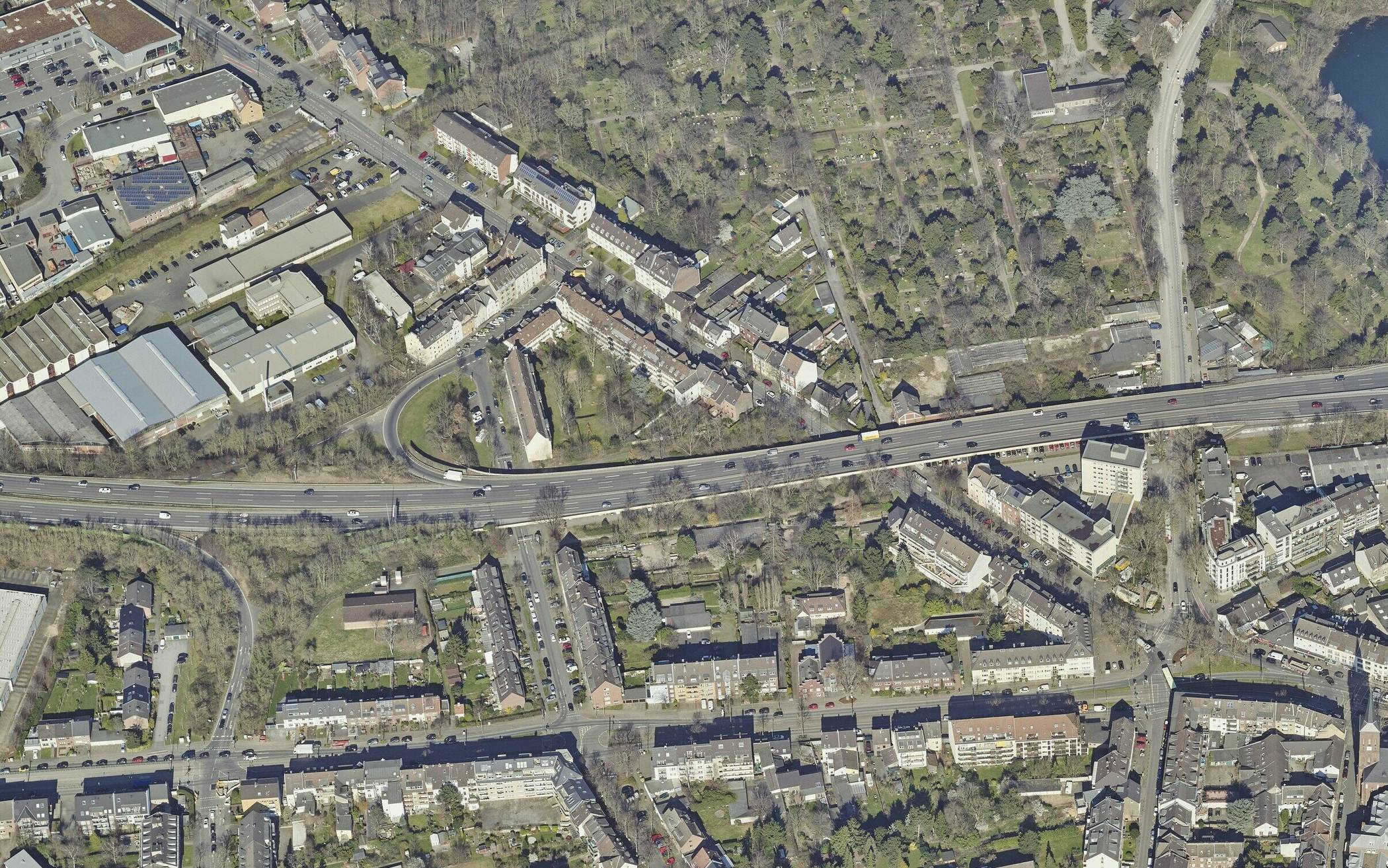 Luftbild von der bestehenden Hochstraße Benediktusstraße (Bildmitte unten).