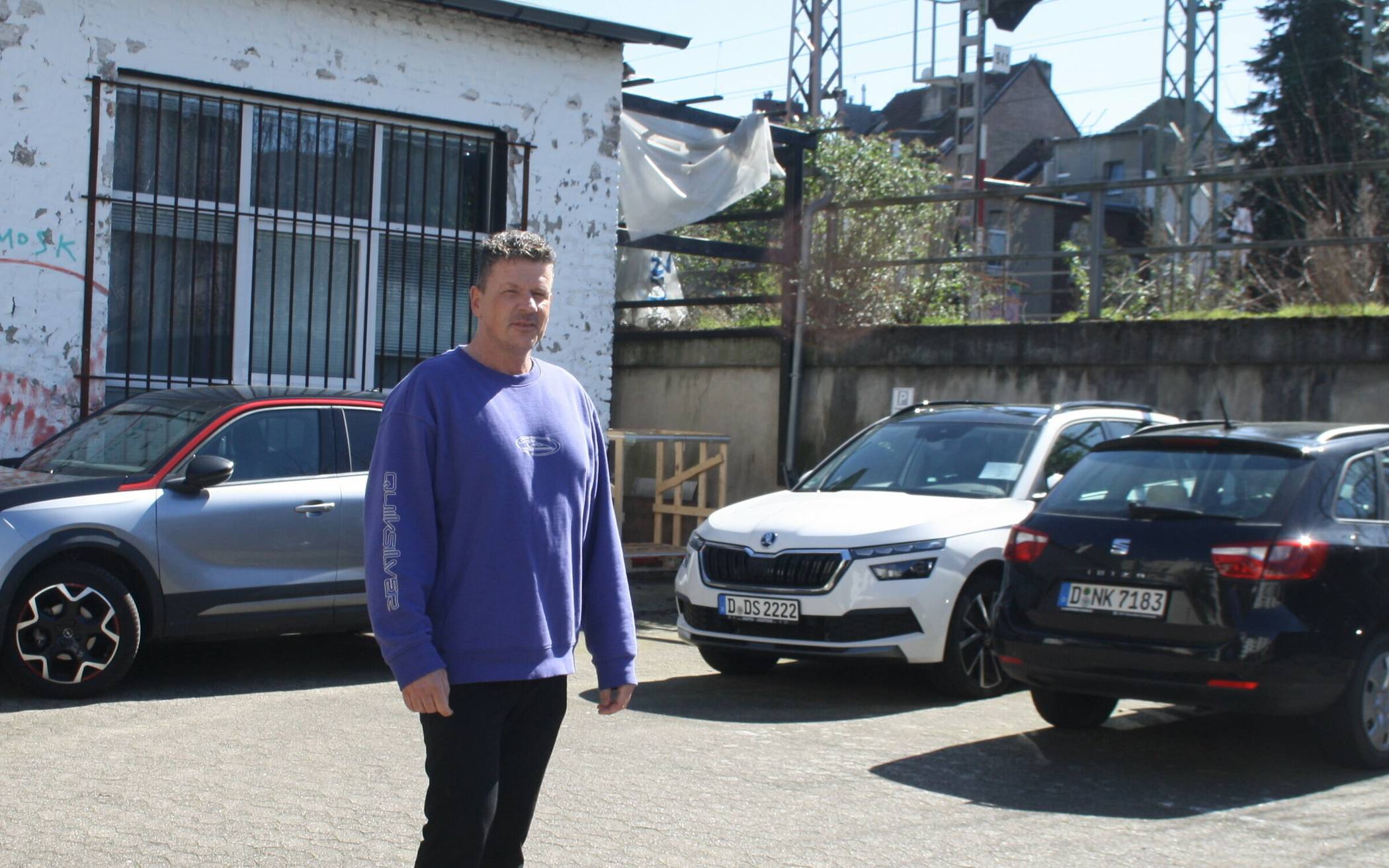 Der Flingerer Unternehmer Marc Willekes auf dem Innenhof an der Birkenstraße, wo er nur noch bis Herbst auf drei gemietete Stellplätze zurück greifen kann - „Das ist ein Fass ohne Boden“.