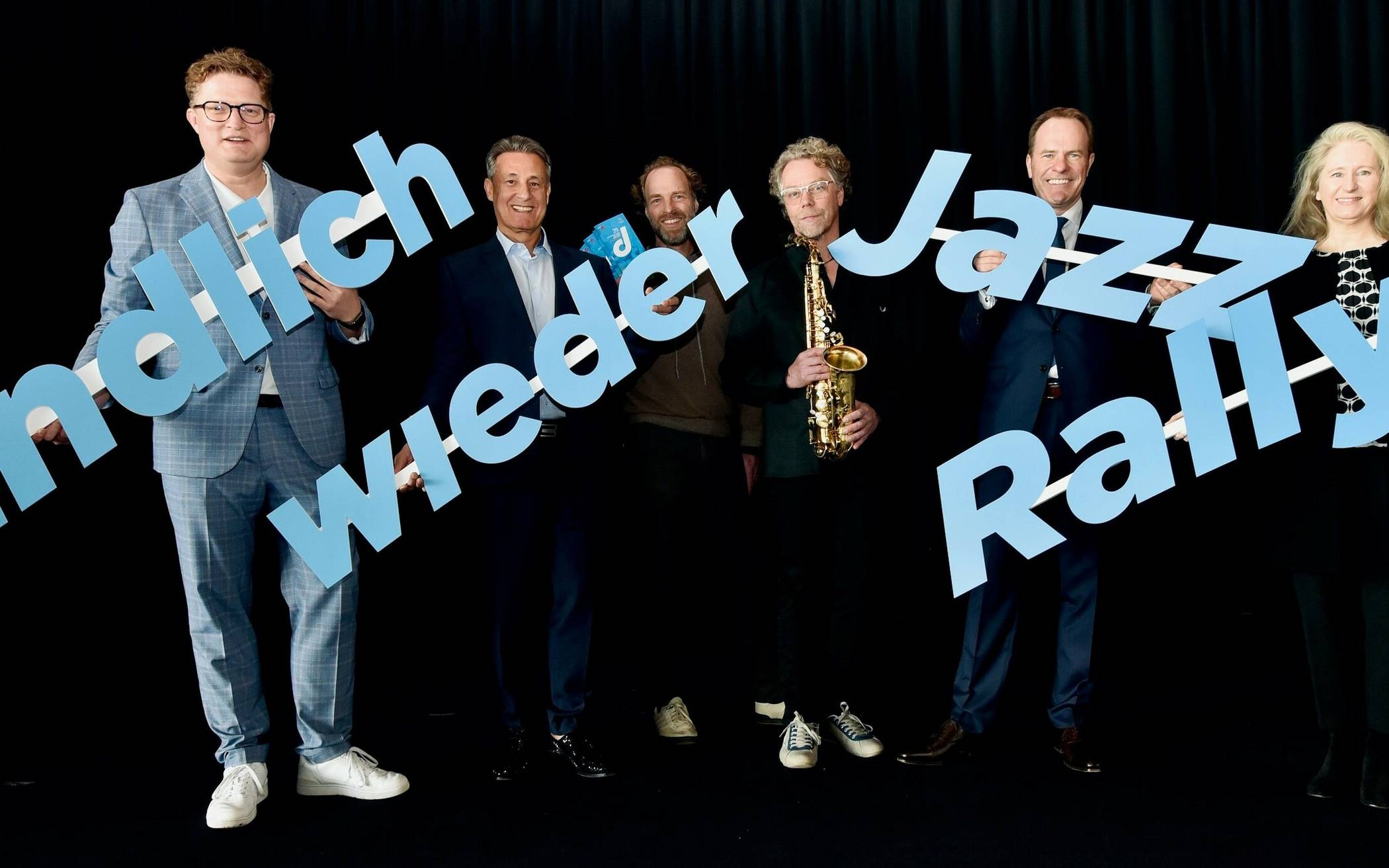 Vorfreude auf die Jazz Rally! DD-Geschäftsführer Thomas Kötter, Adnan Eken (Leiter Sponsoring schauinsland-reisen), Nils Gropp und Reiner Witzel (Künstlerische Leiter), Oberbürgermeister Dr. Stephan Keller und Ursula Wißborn (Vorstand der Stiftung der Sparda-Bank West).