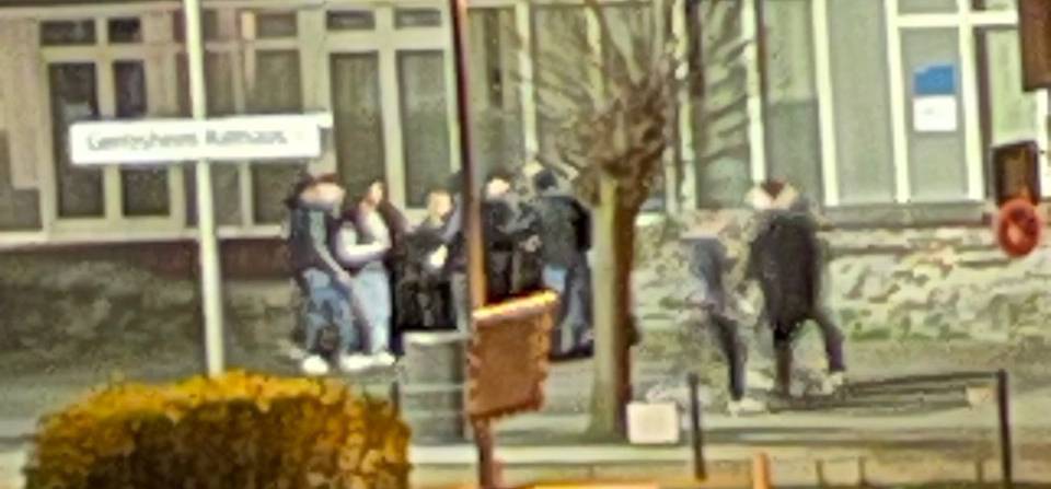 Jugendliche an Gerresheimer Haltestelle Rathaus - „Wir werden aufmerksam bleiben.“