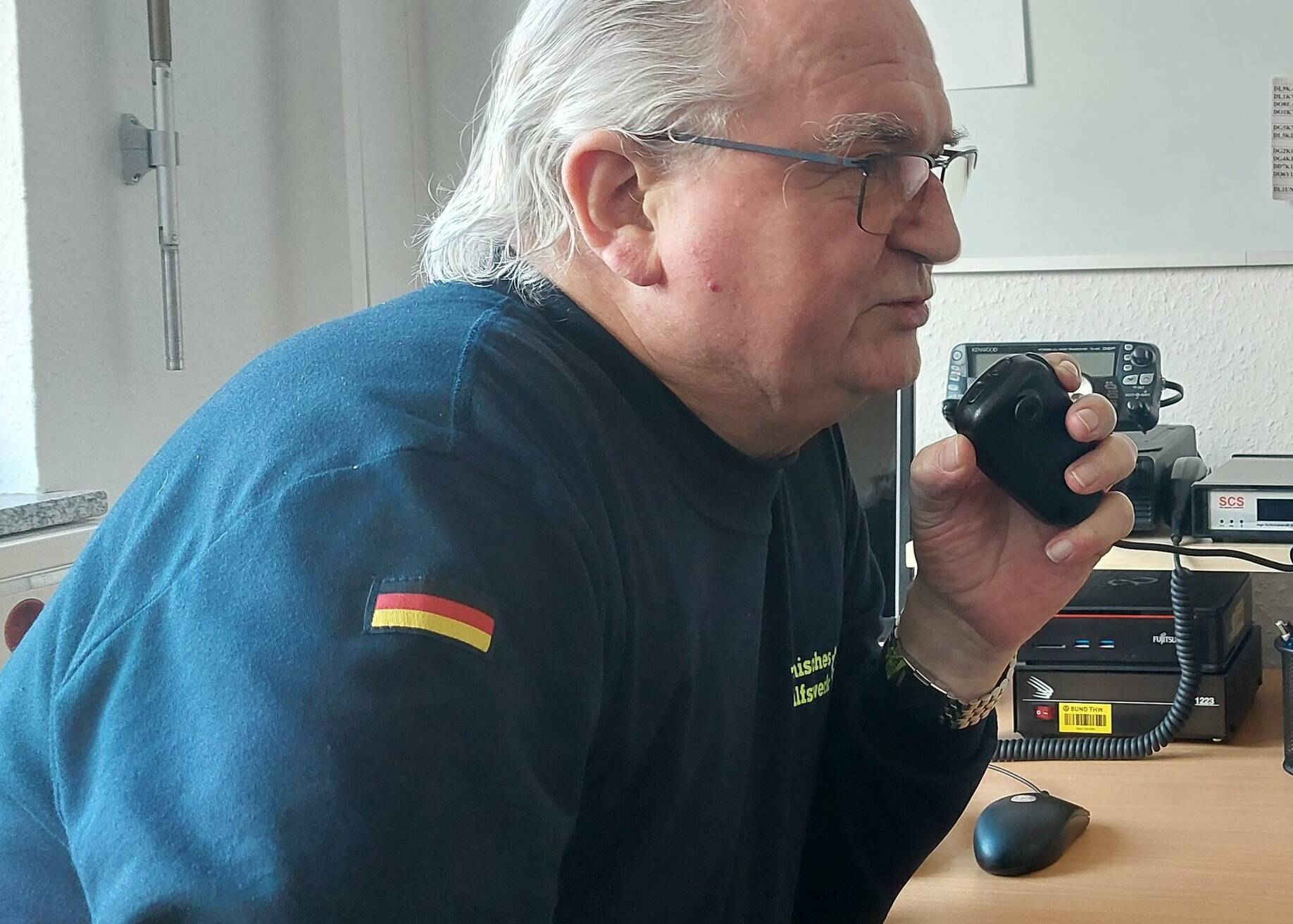  Peter Kern bei einer Funkübung. 