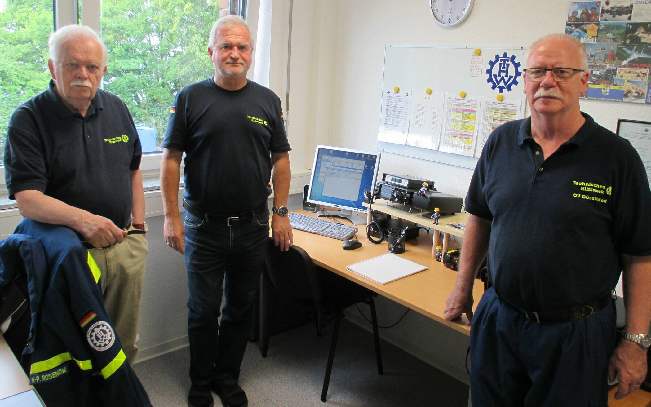 Der Düsseldorfer THW-Helfer Peter Kern bei einer Funkübung (l.) und rechts mit dem Kollegen Peter Rosenow (l.) sowie dem THW-Ortsbeauftragten Rolf Sommer.