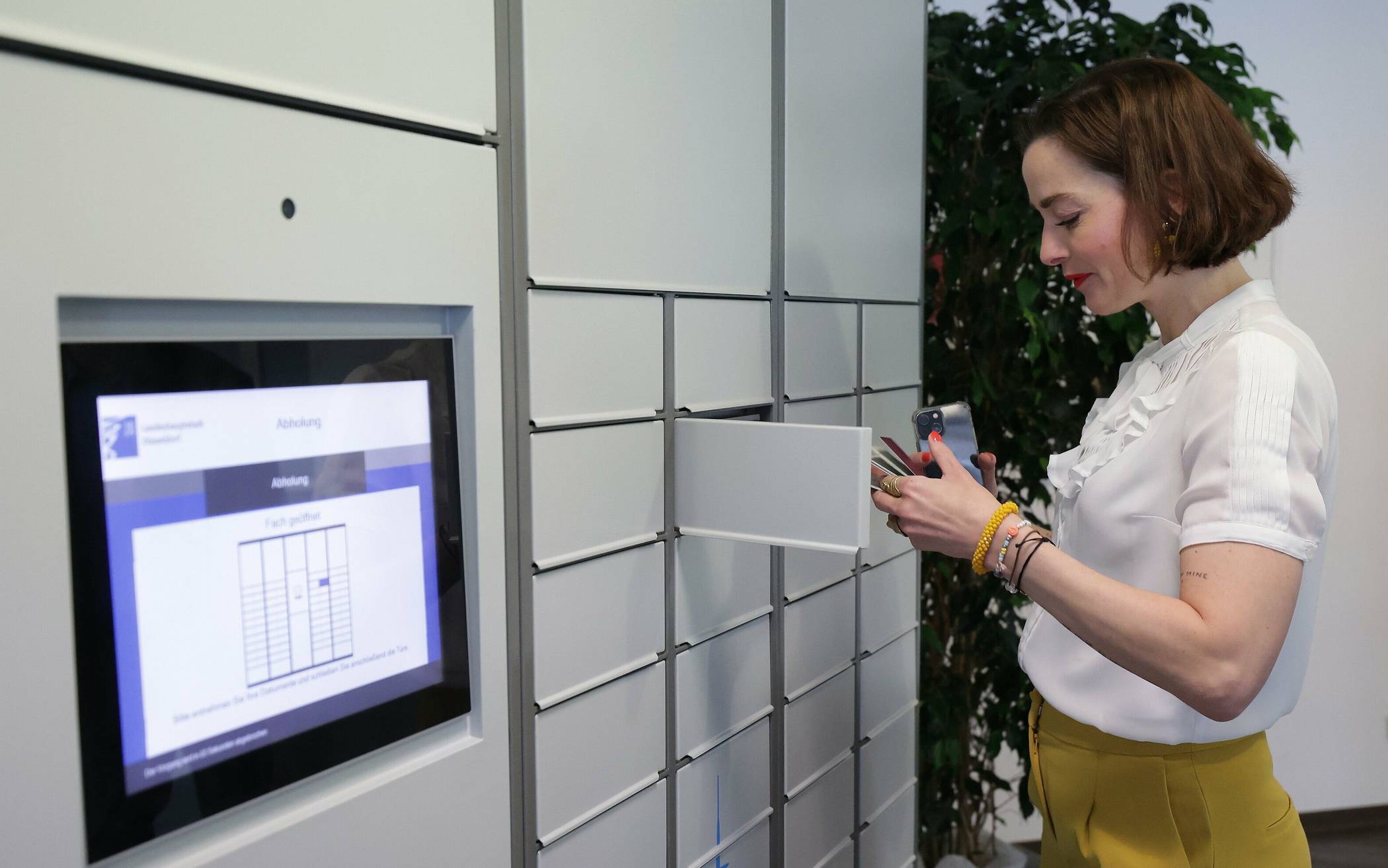 Mit einem QR-Code und Eingabe des Geburtsdatums lässt sich das zugehörige Fach öffnen.