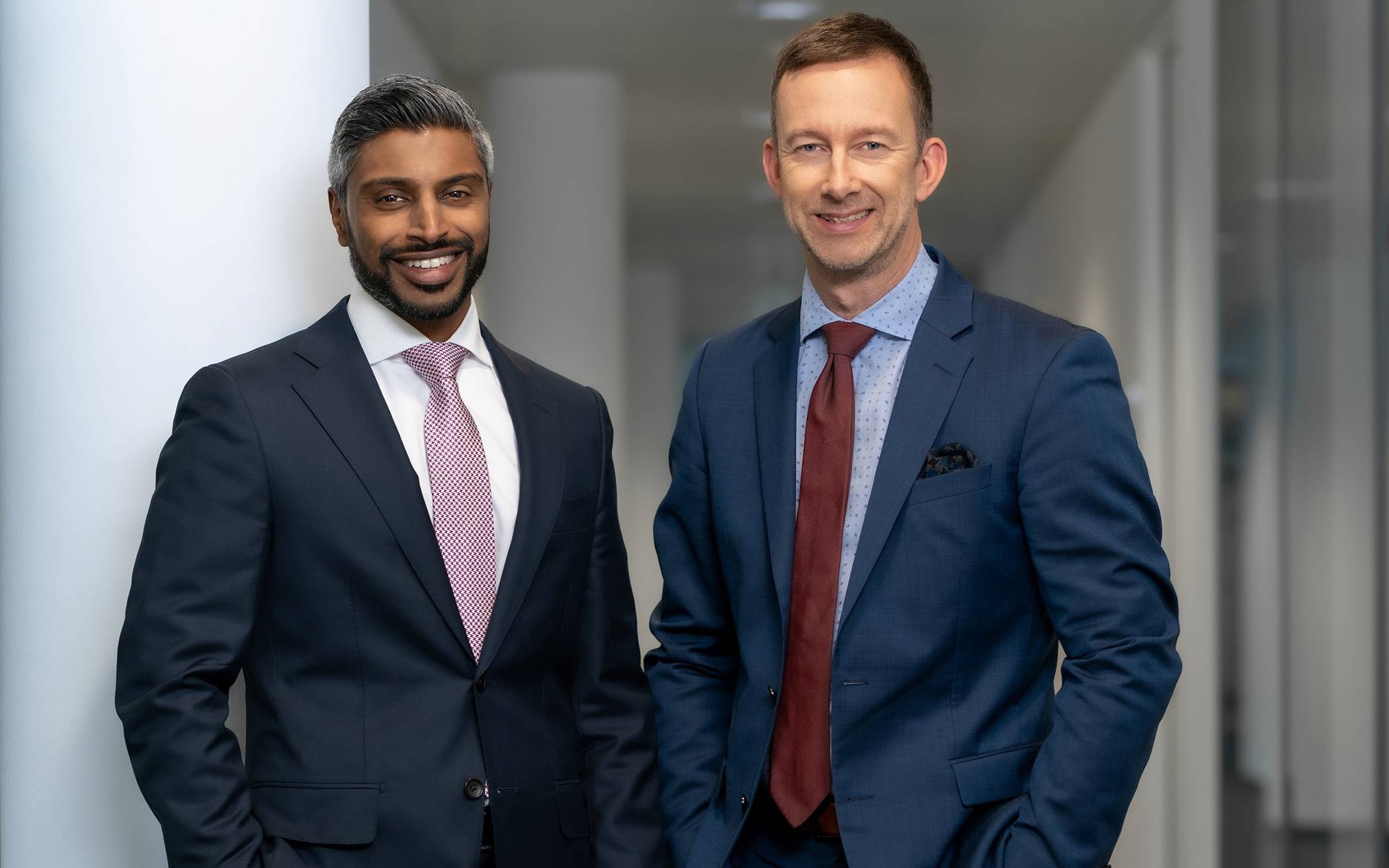 Flughafen-Geschäftsführer Lars Redeligx (r.) und Pradeep Pinakatt - „Smart wachsen.“