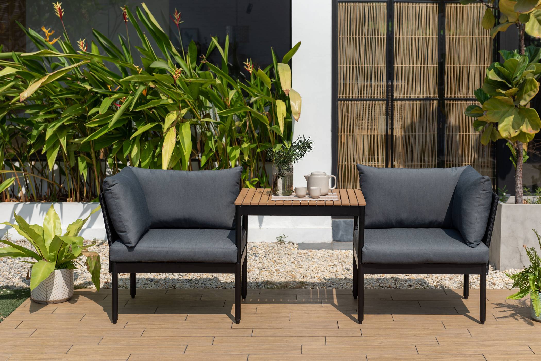  Perfekt für den Balkon: Das Loungeset „Colobus“ lässt sich je nach Bedarf anders aufstellen. 