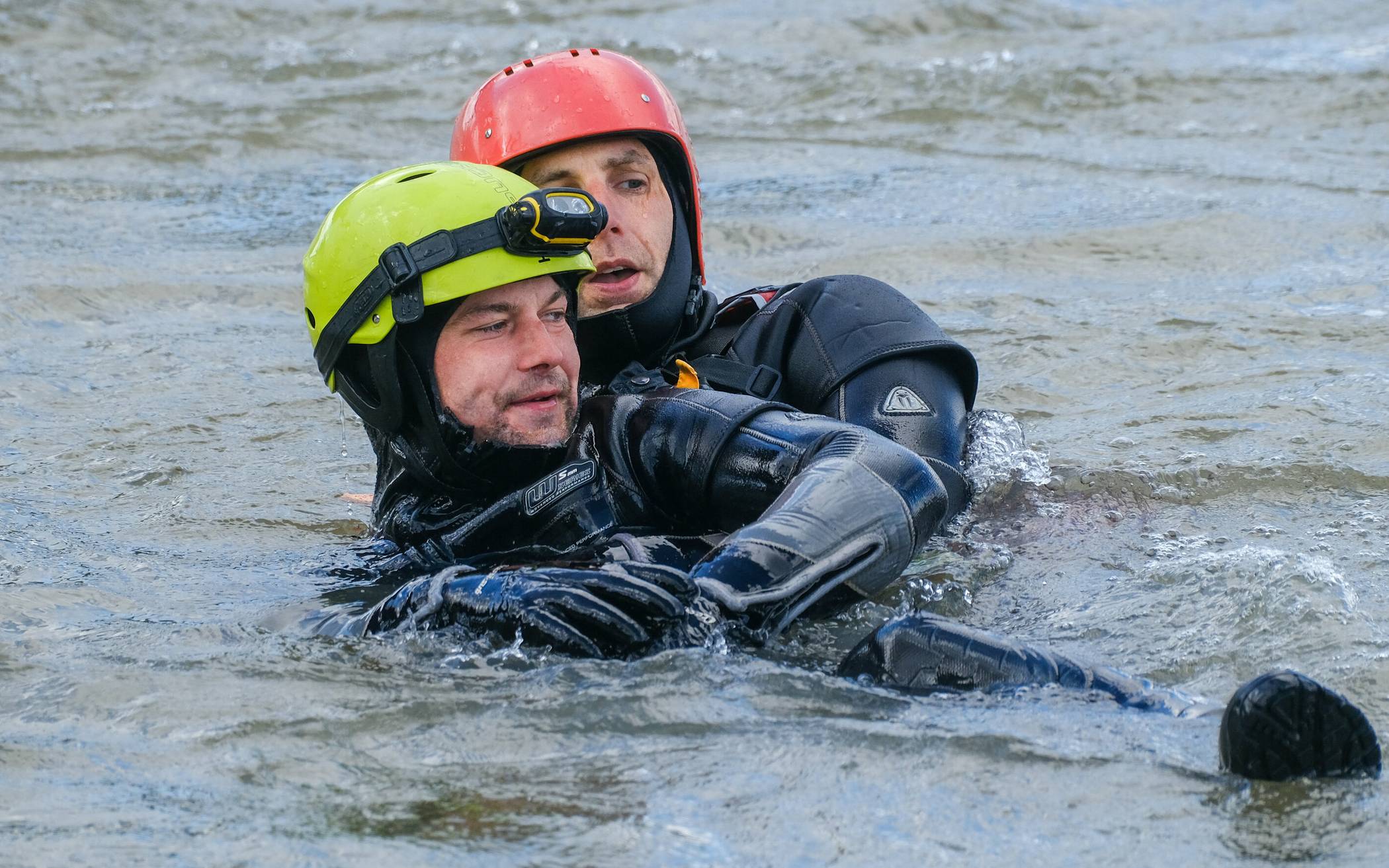 Im Rahmen des Taucherlehrgangs wird auch die Strömungsrettung am Rhein simuliert.