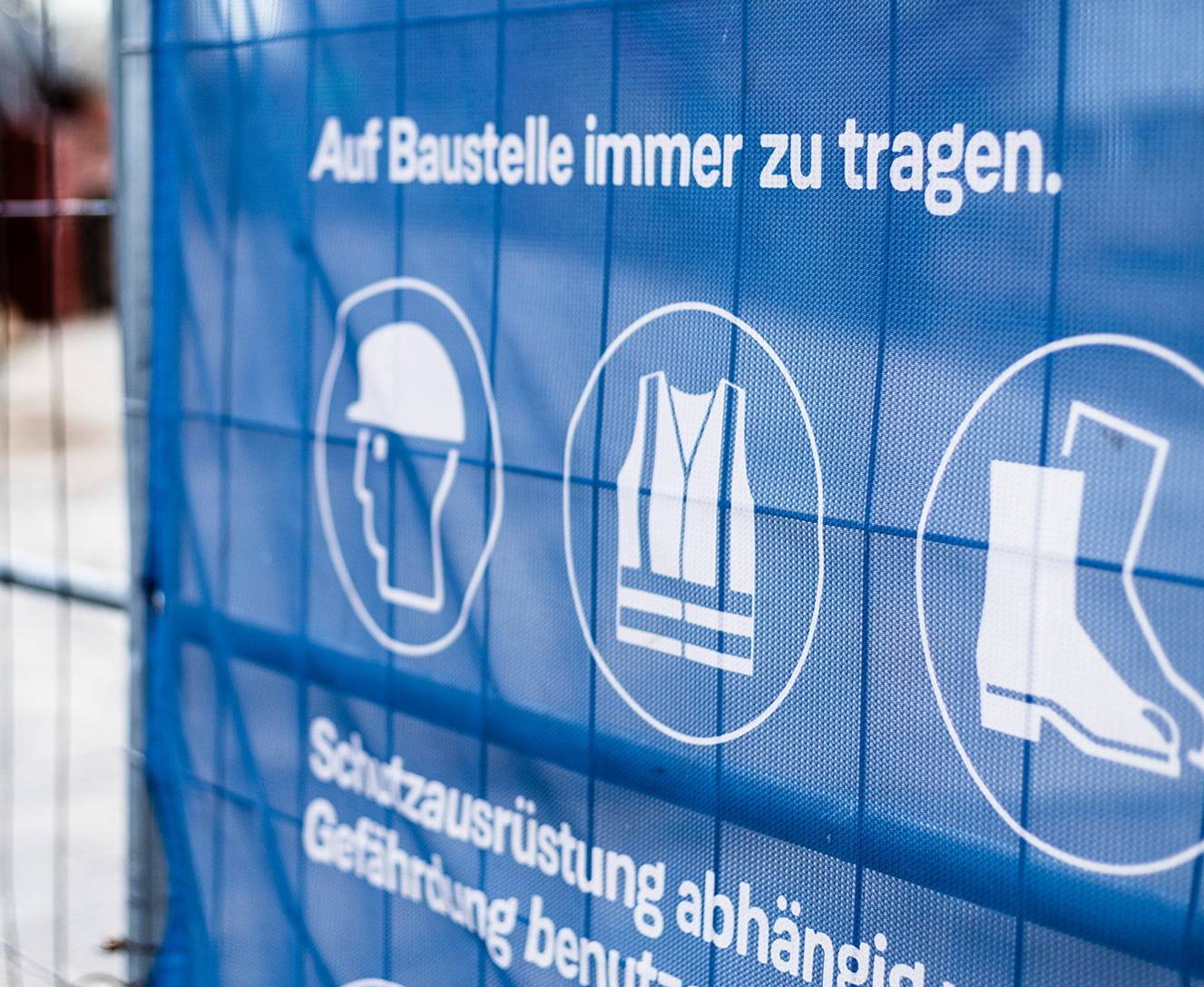 Hinweis-Schild auf Arbeitsschutzmaßnahmen - „Wichtig ist, dass ‚schwarze Schafe‘ keine Chance bekommen.“