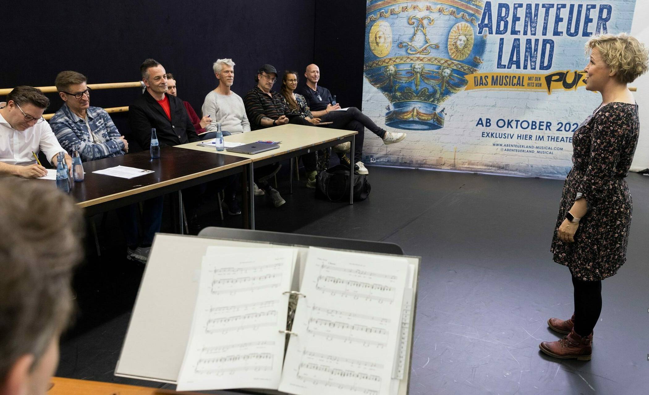 PUR-Sänger Hartmut Engler (am Tisch, 2. v.l.) beim Musical-Casting in Düsseldorf.