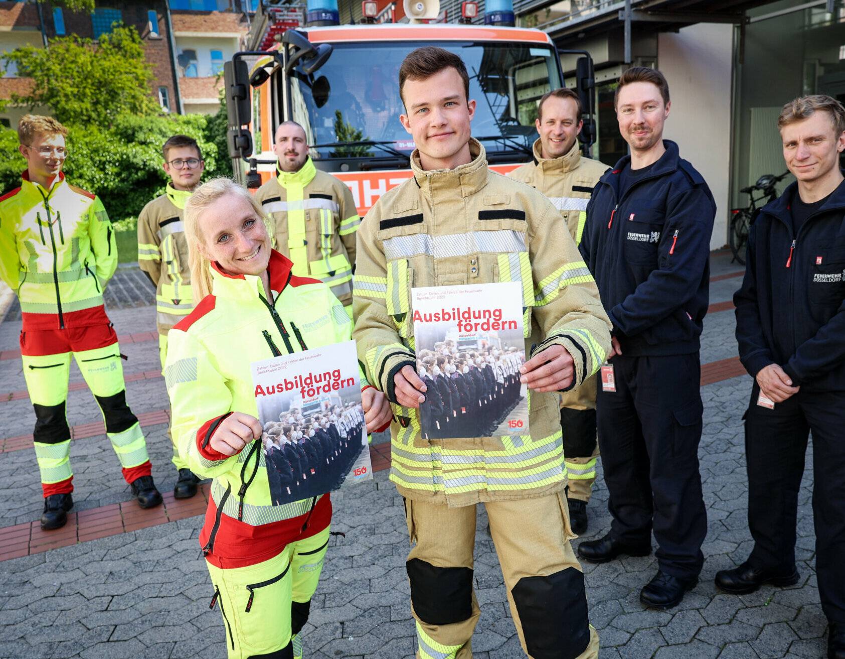 Die Auszubildenden Désirée Ermel und Anton Reichelt (vorne v. l.) präsentieren den Jahresbericht stellvertretend für 91 neue Auszubildende bei der Feuerwehr.