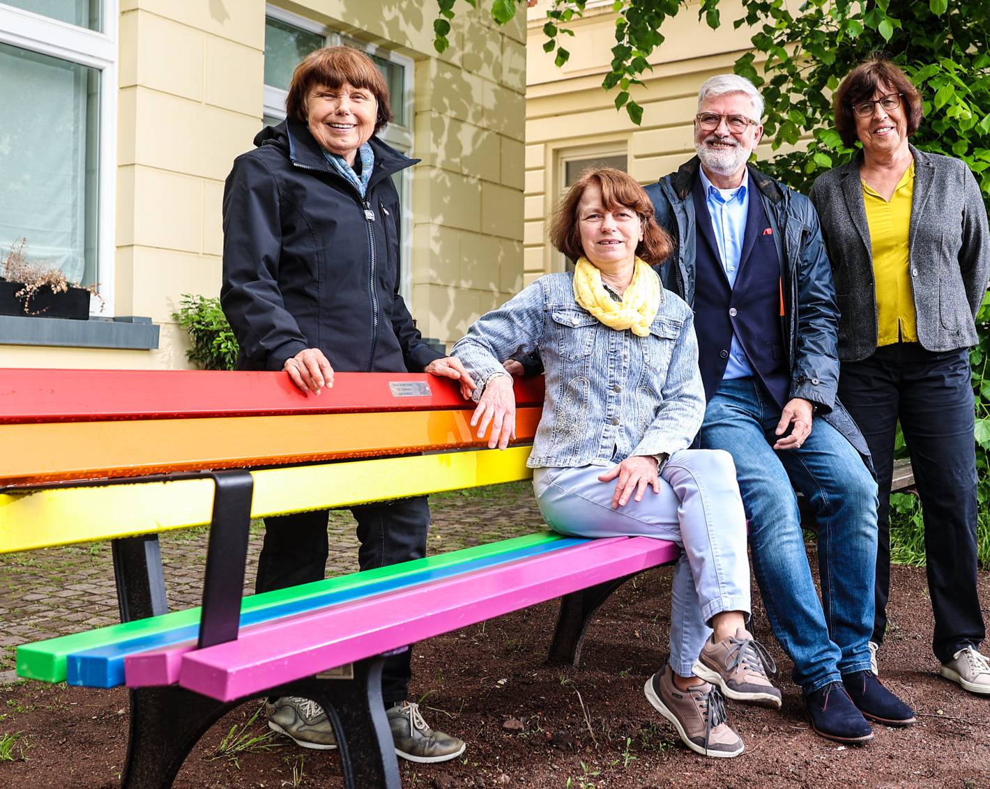 Neue Regenbogen-Bank für Gerresheim