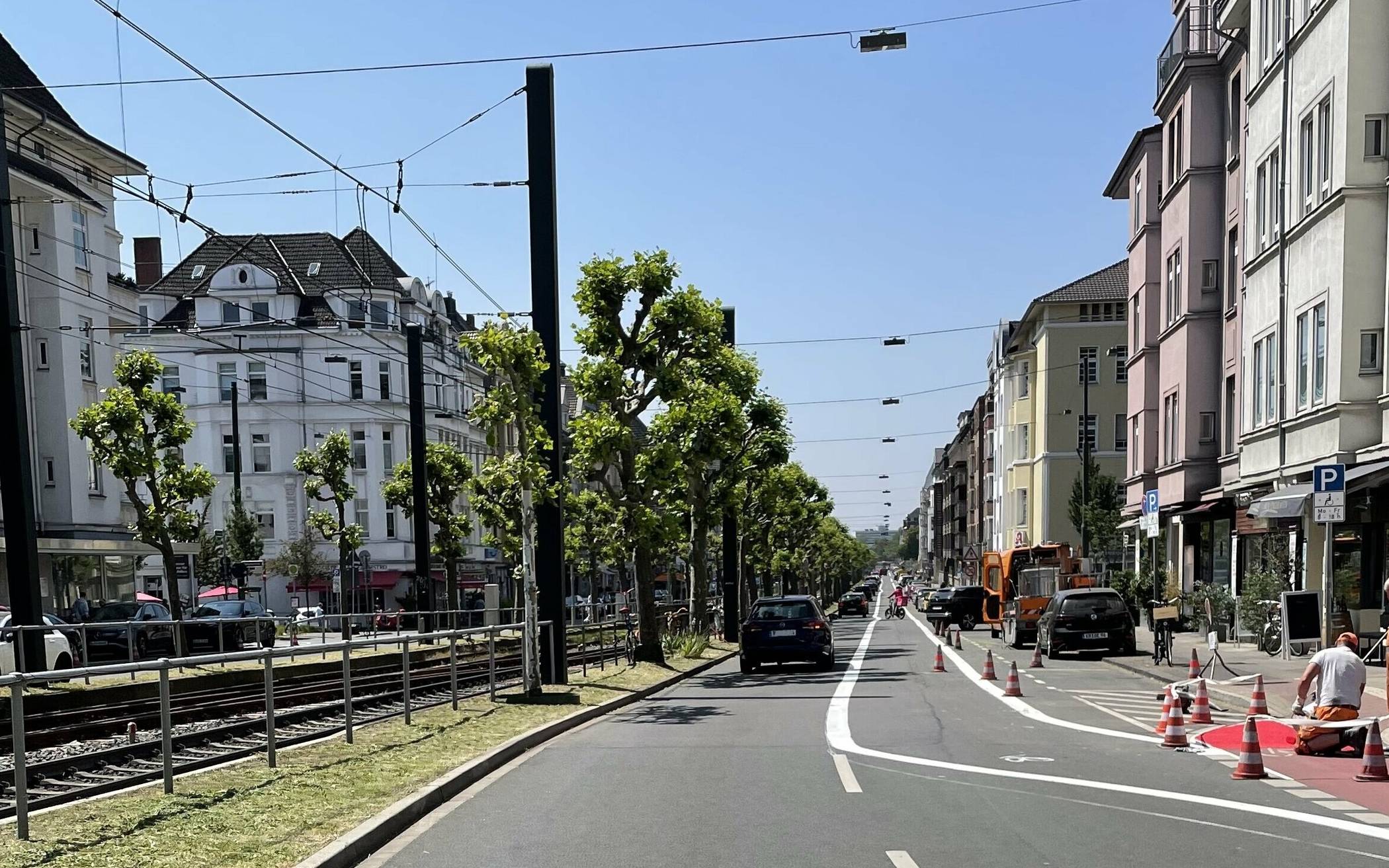 Die letzten Arbeiten an den neuen Radfahrstreifen auf der Luegallee sind beendet. Die Testphase auf der Oberkasseler Hauptverkehrsader hat begonnen.