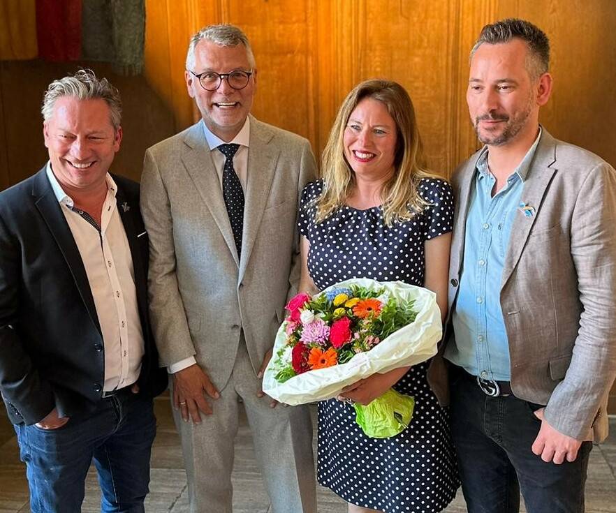 Nach der Verkündung im Düsseldorfer Rathaus (von links): Andreas Mauska, Präsident der KG Regenbogen, das kommende Prinzenpaar Uwe und Melanie Willer sowie der Vorsitzende der KG Regenbogen, Norman Sandrock.