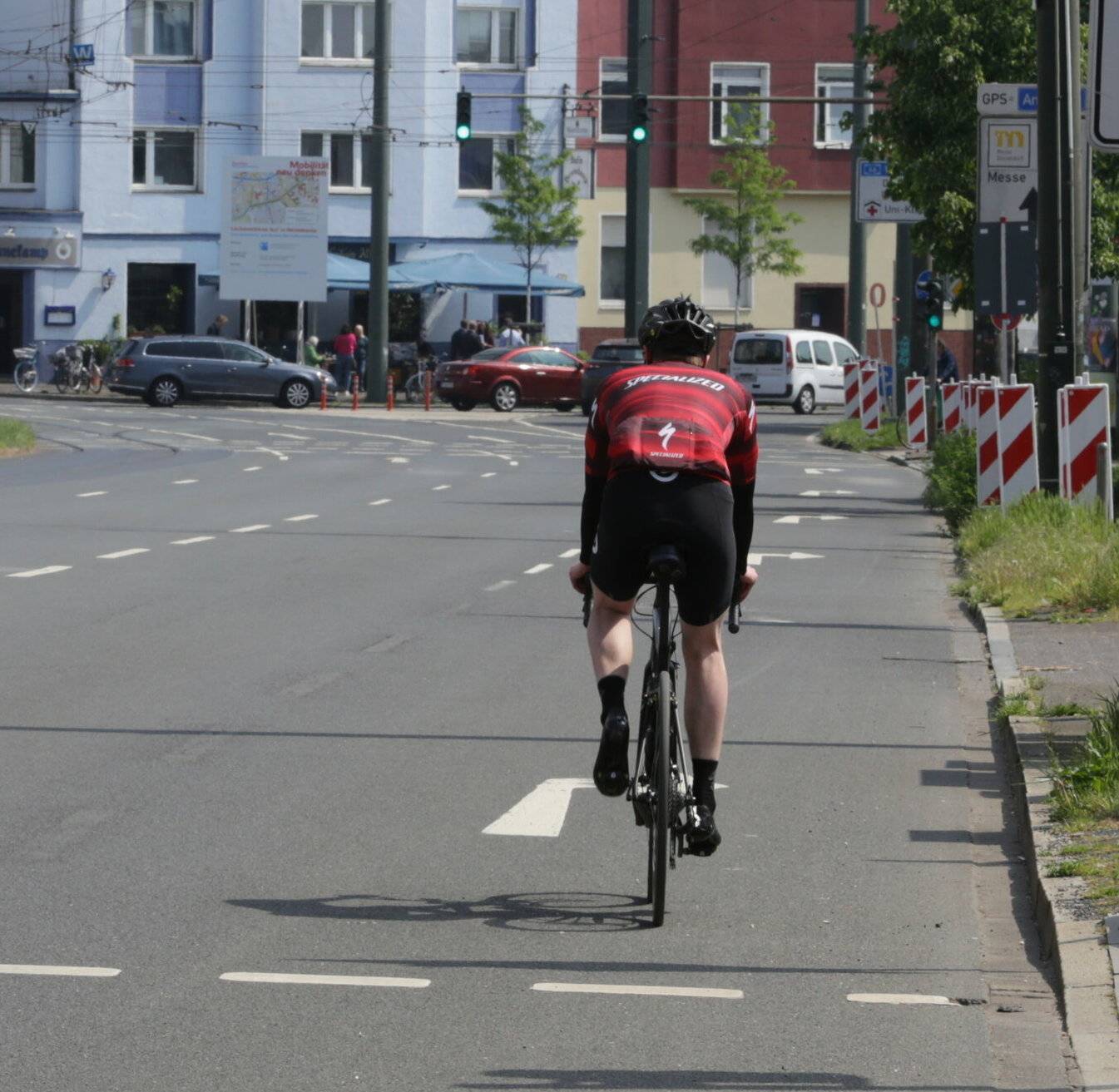   Zwischen Himmelgeister Straße und Witzelstraße wird eine „Protected Bike Lane“ angelegt.     