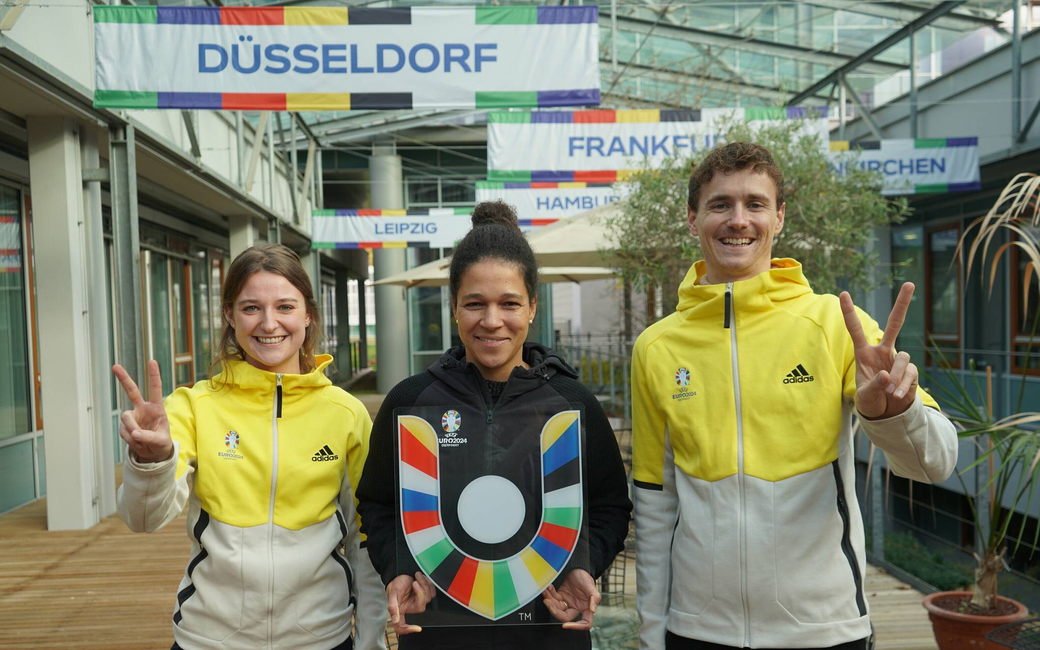 Botschafterin Célia Šašić (Mitte) präsentiert das Volunteer-Logo der UEFA EURO 2024. 